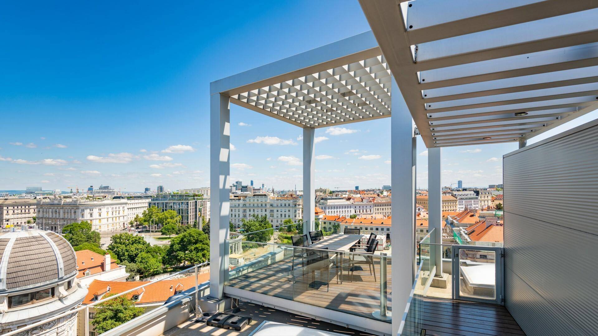 Dachterrasse mit Blick über Wien und den Schlossgarten des Belvedere