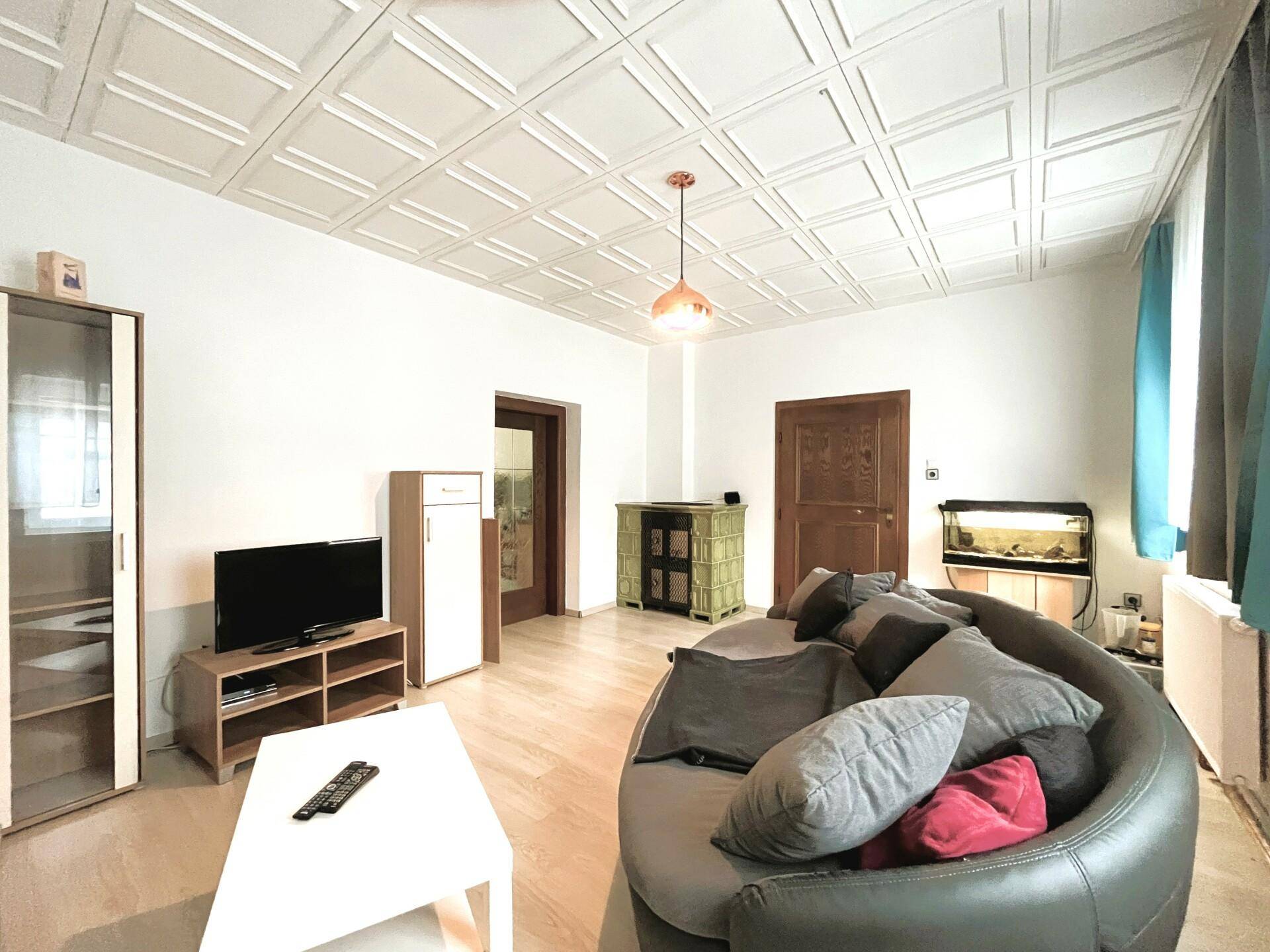 Wohnzimmer mit Kachelofen