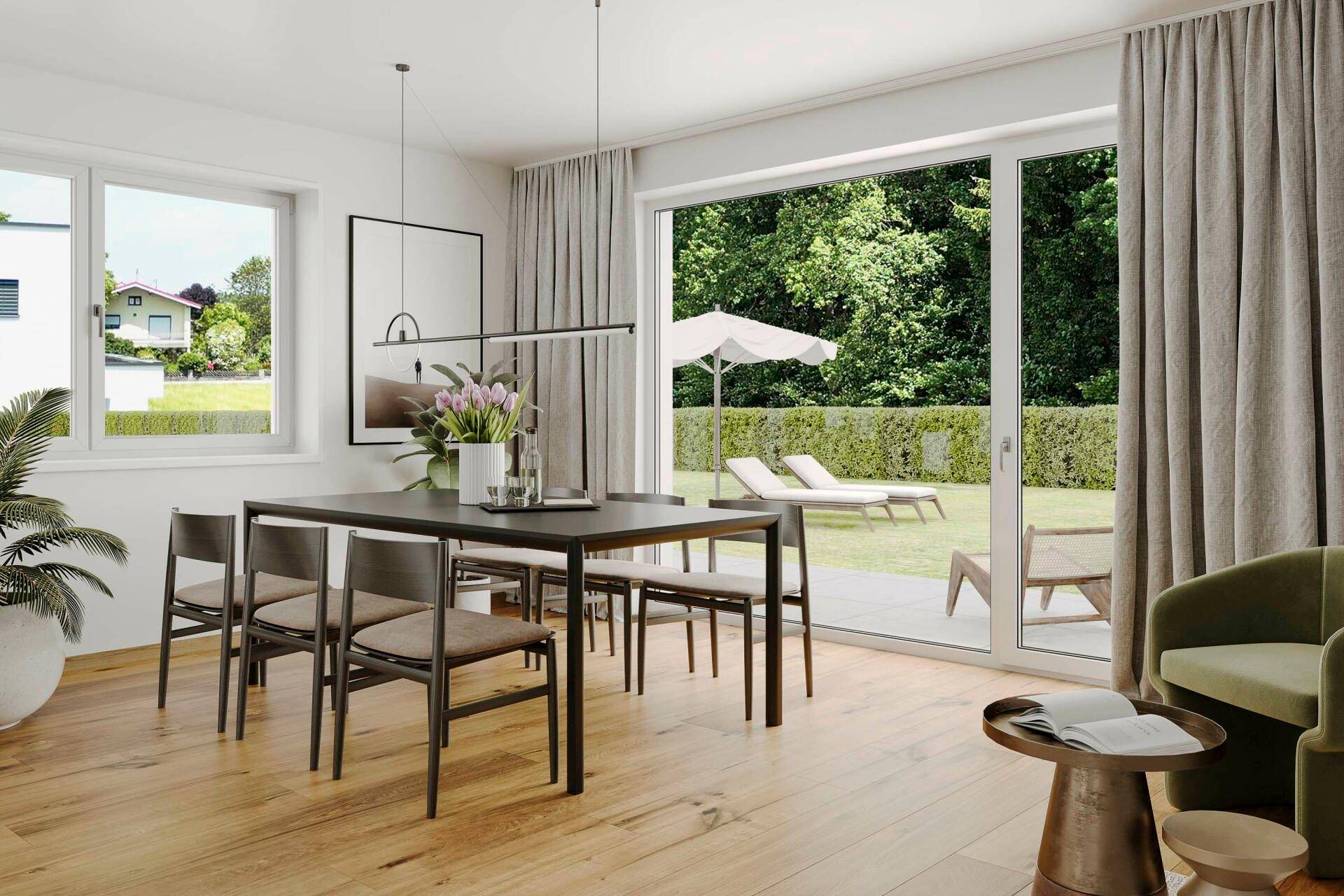 Heller Essbereich mit großem Fenster, Holzboden und direktem Zugang zum Garten.