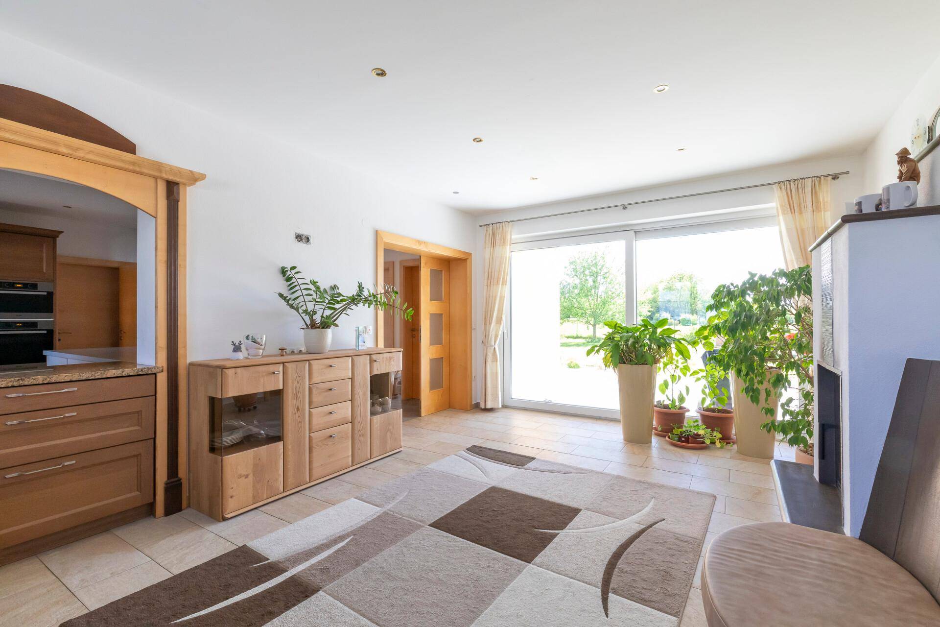 Esszimmer mit Ausgang zur Terrasse