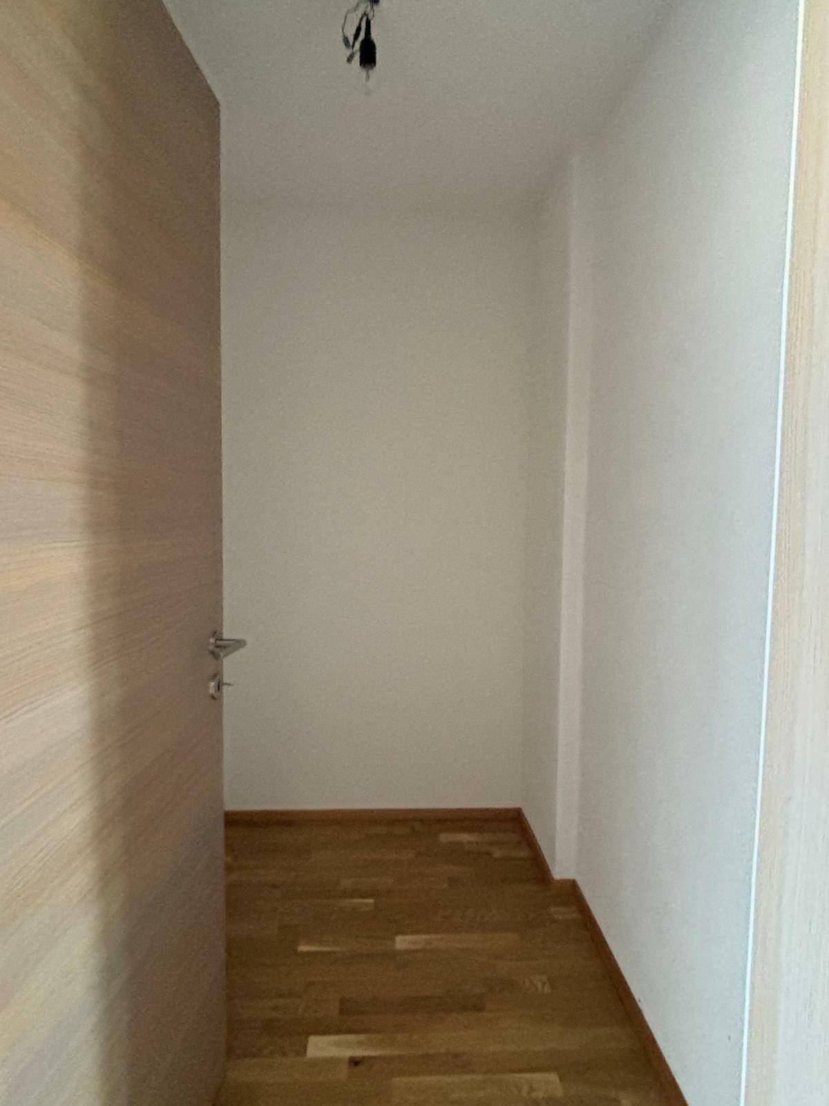 Praktischer Abstellraum mit Parkettboden, ideal für zusätzlichen Stauraum.