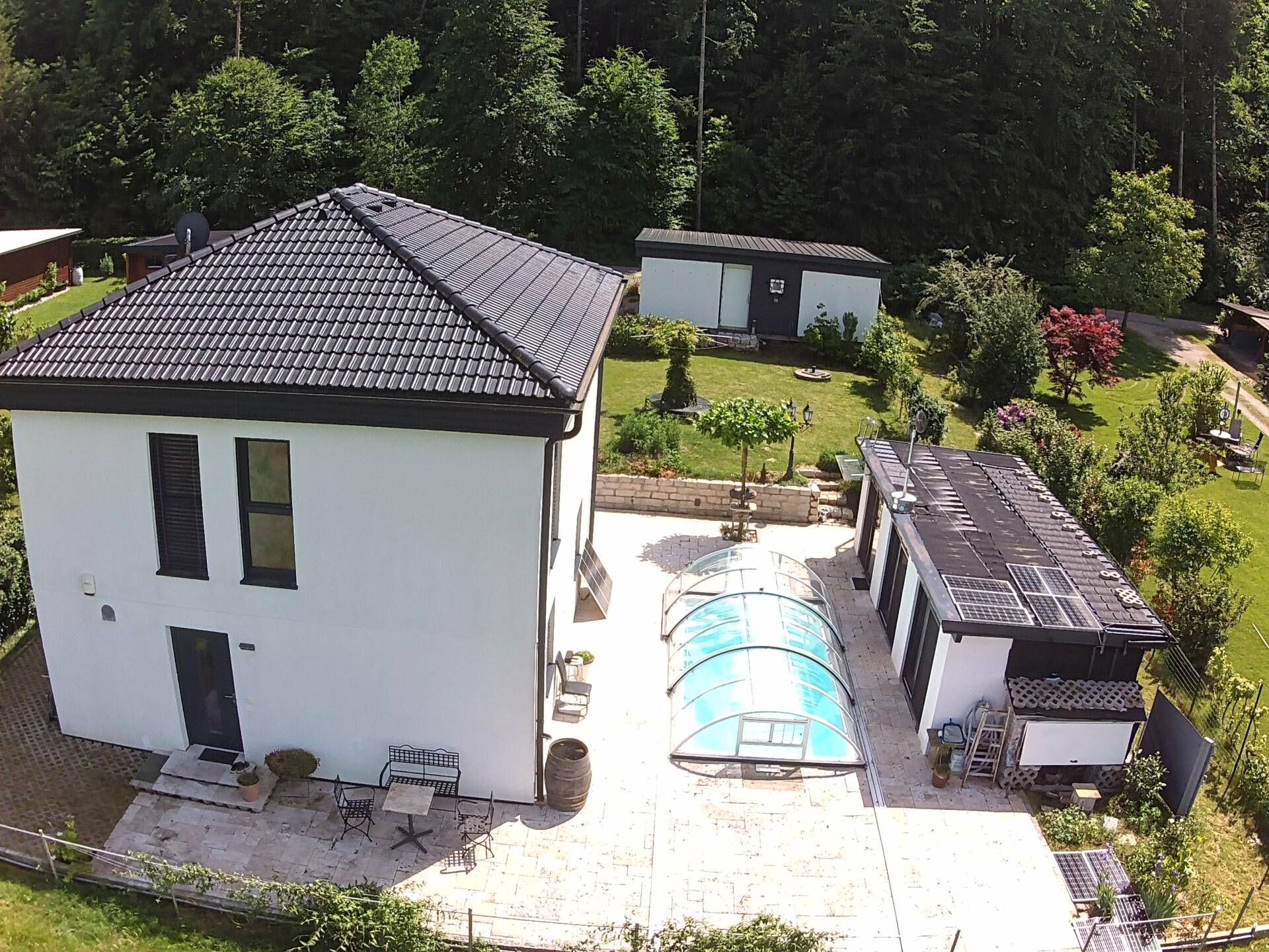 Haus-Pool-Nebengeb-Garagen