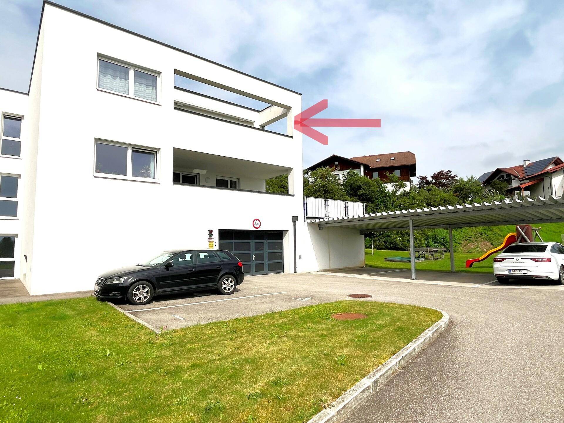 Haus mit Carport und Eingang Tiefgarage