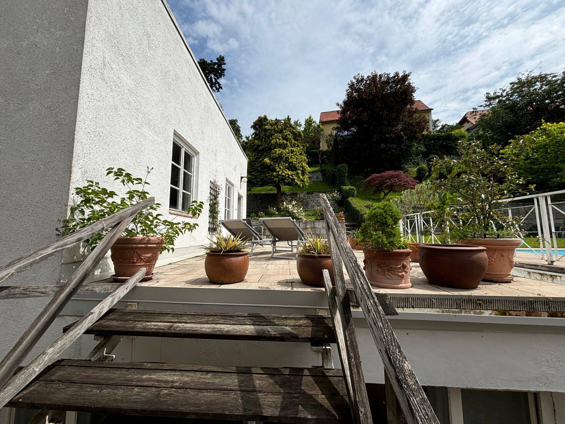 Aufgang Haus - Garten und Terrasse