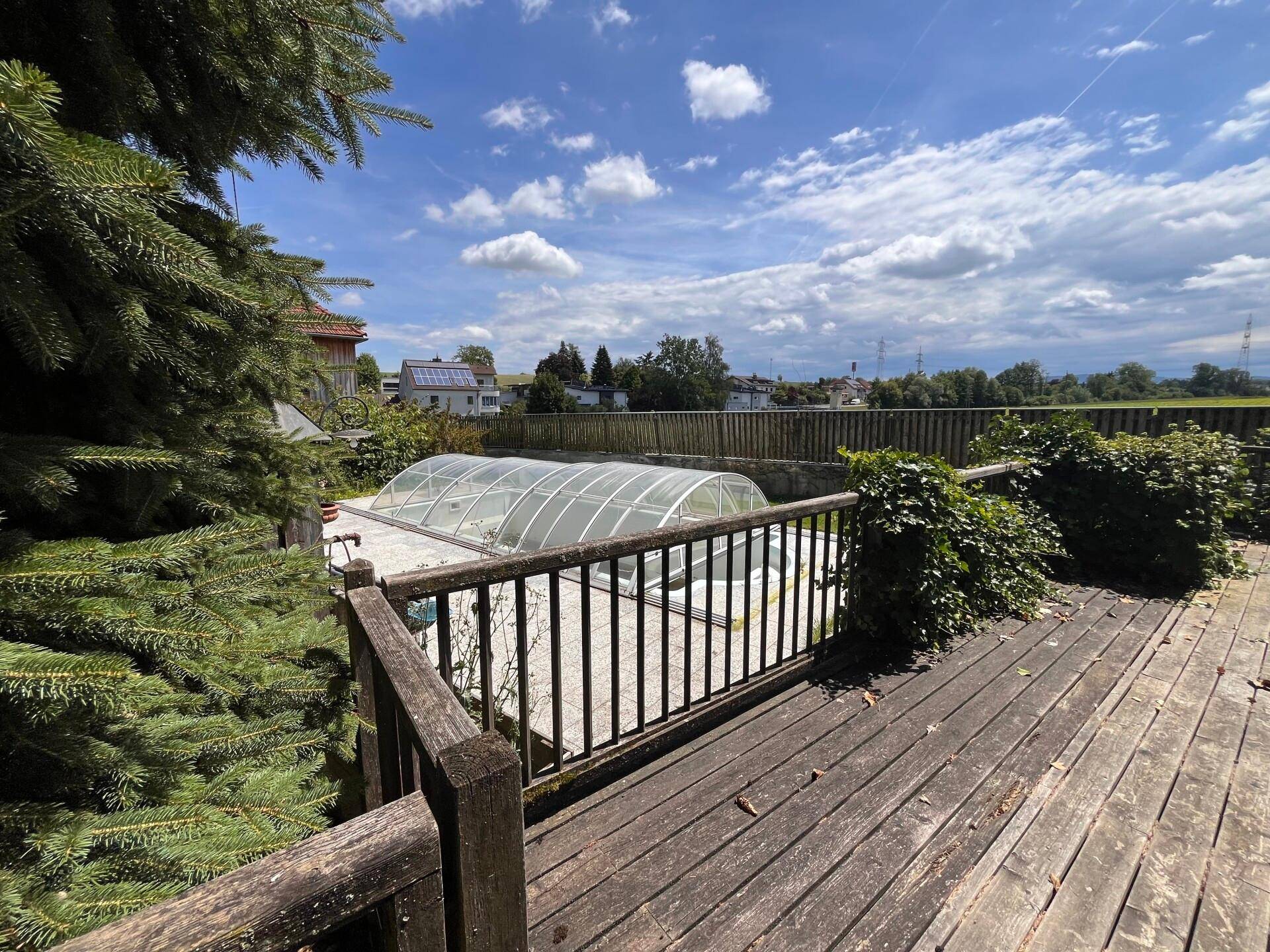 Pool mit Terrasse