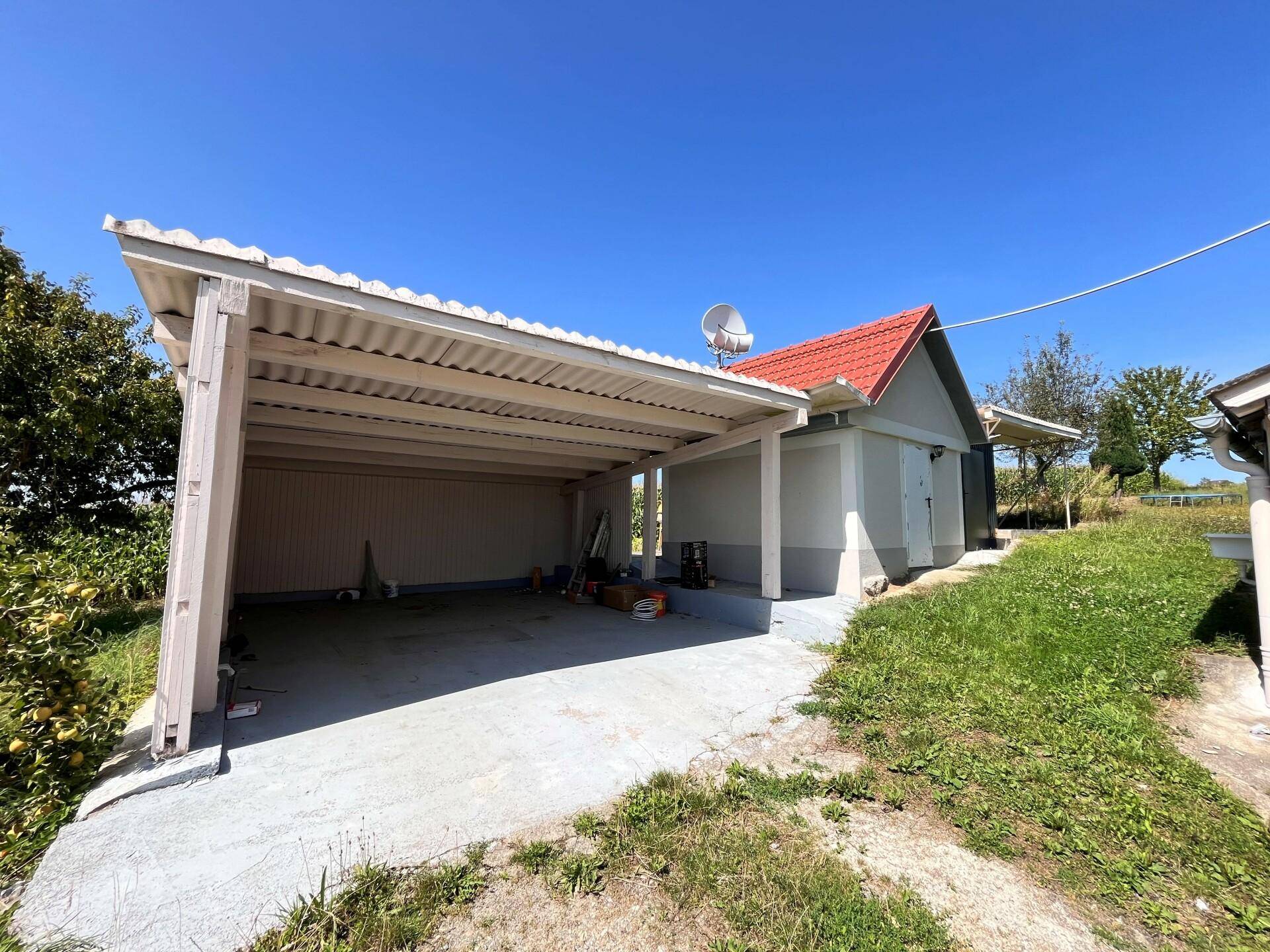 Carport und Nebengebäude