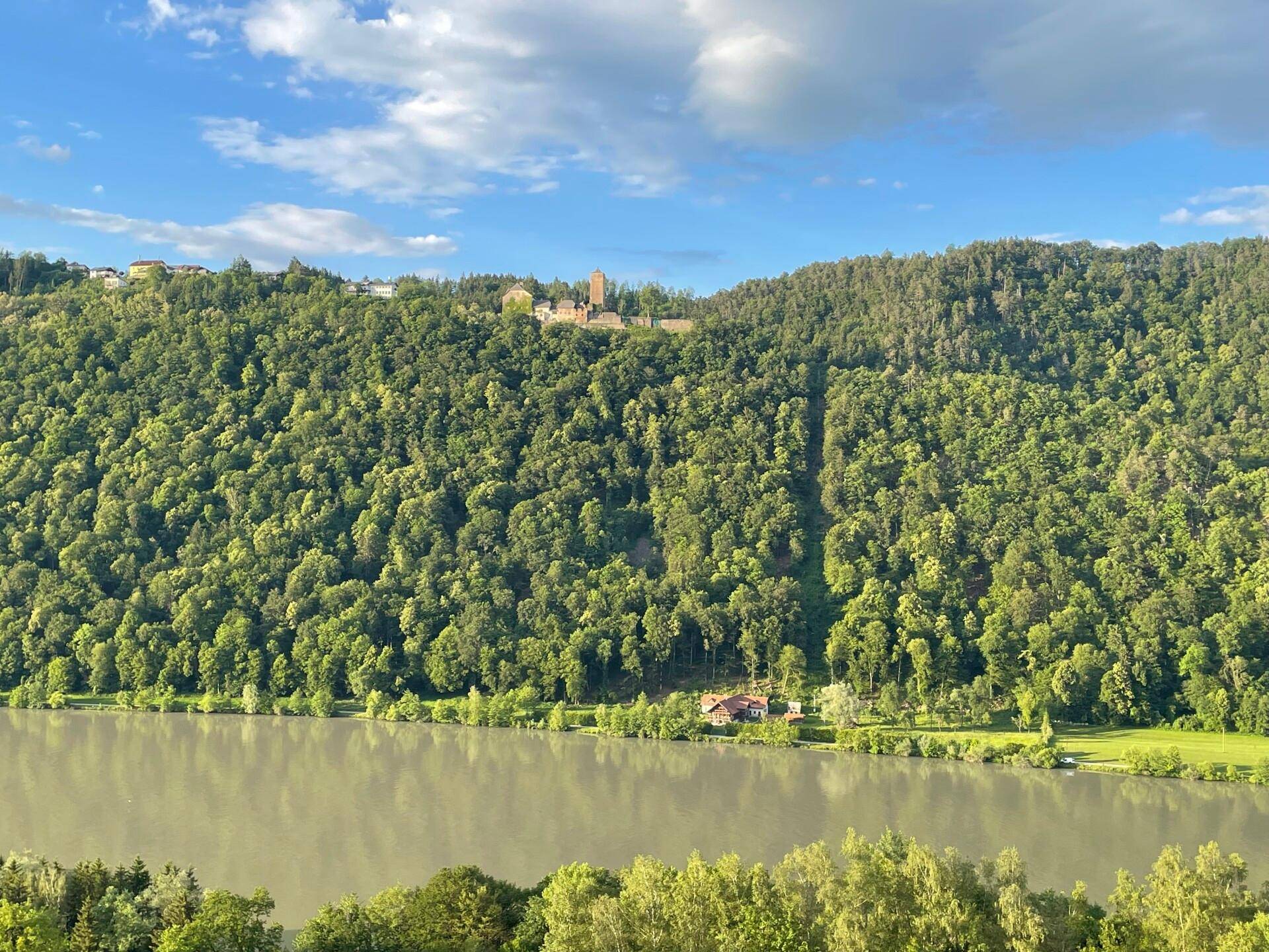 Blick auf Haus vom anderen Ufer