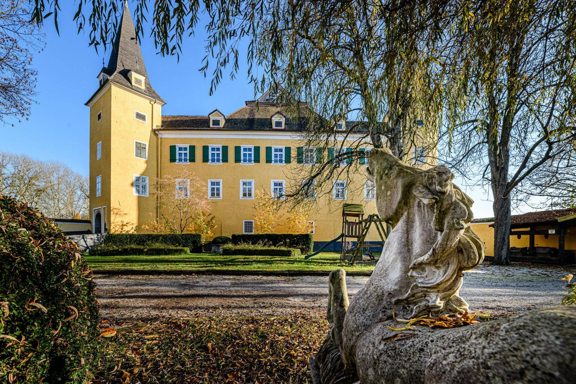 Schloss-Vorhof / Außenansicht