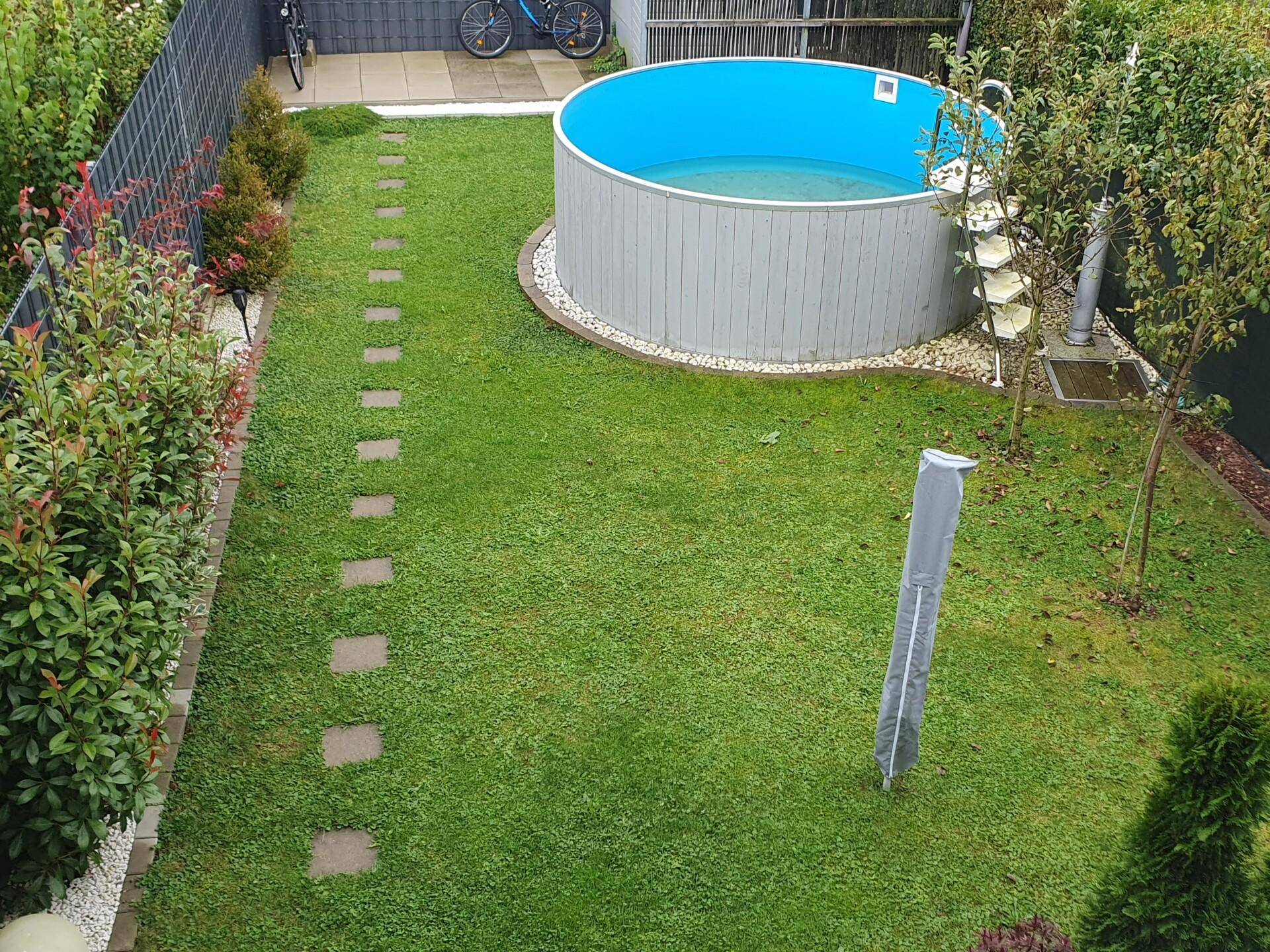 Garten mit Pool