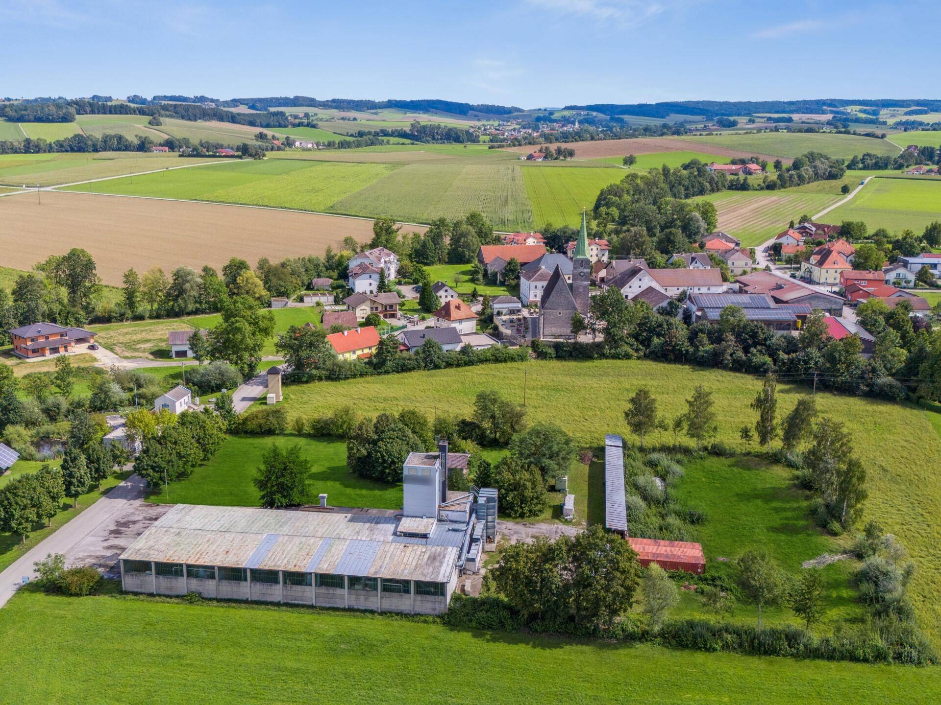 Produktionshalle mit Nebenräumen