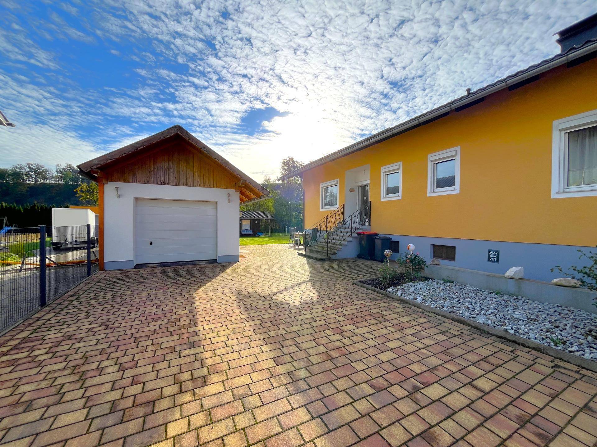 Haus mit Garage und Parkplatz