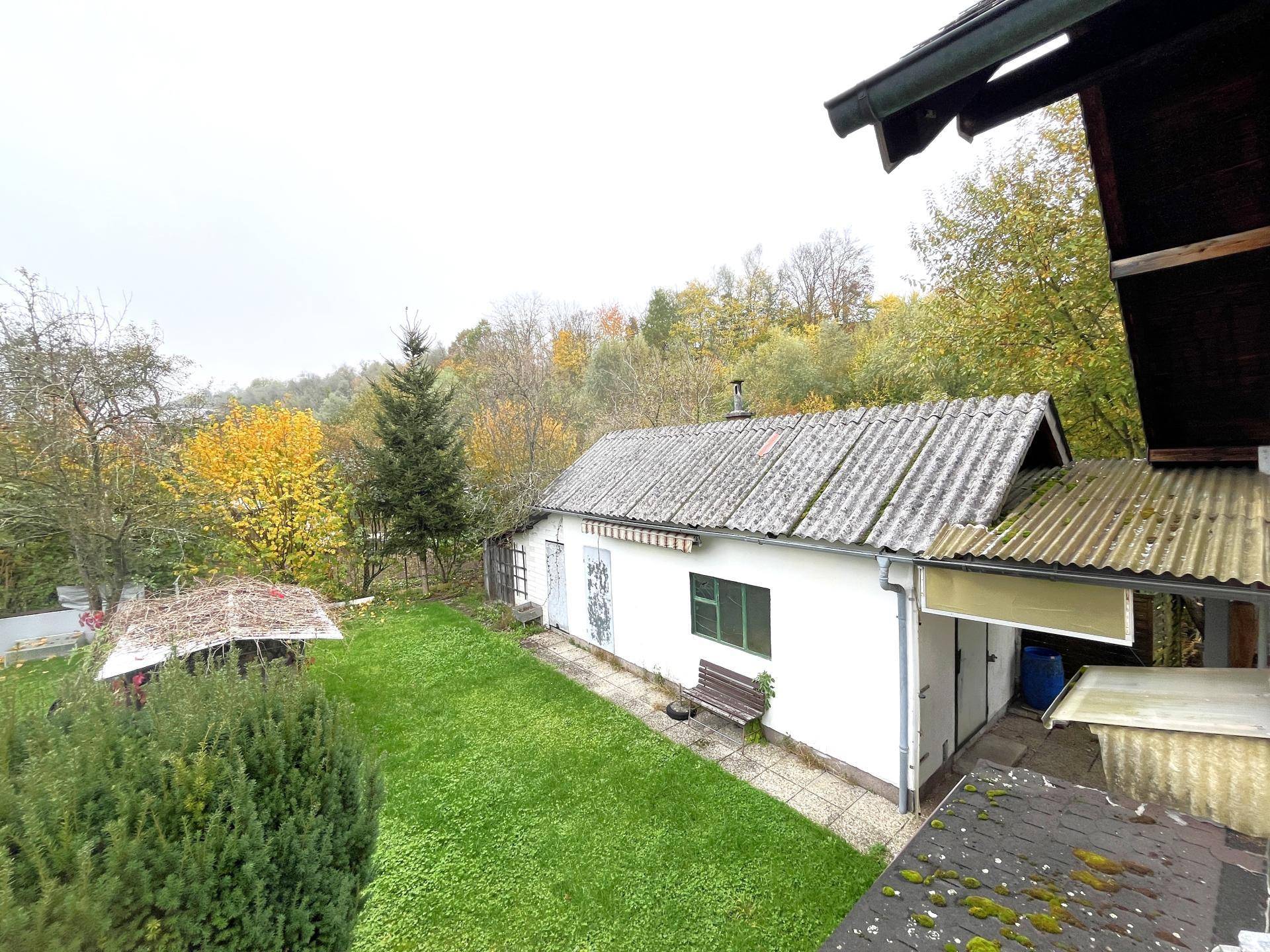 Ausblick von der Terrasse in den Garten