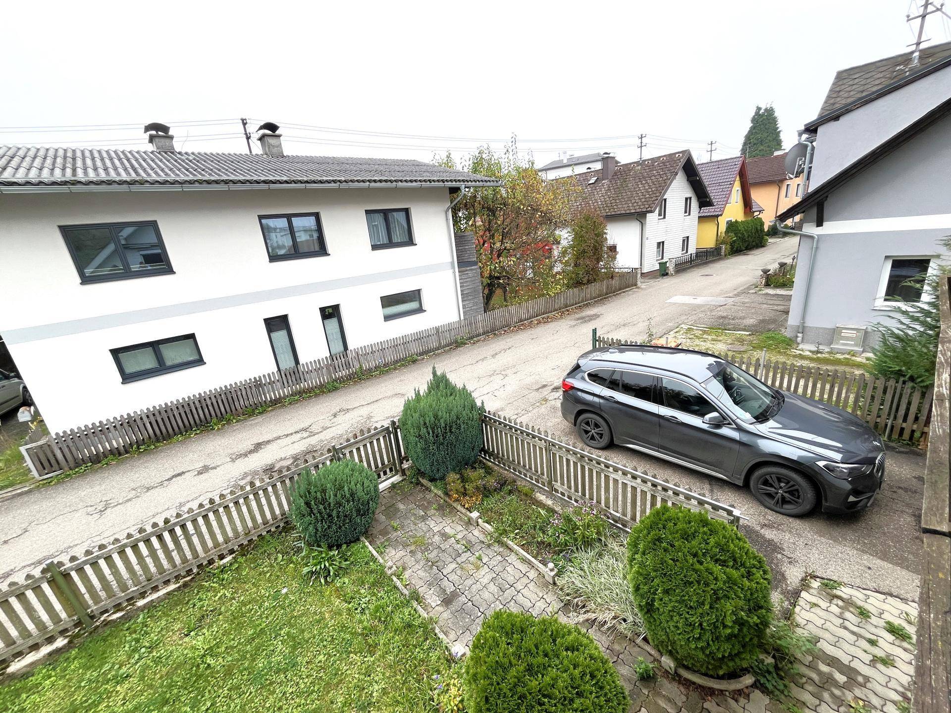 Aussicht vom Balkon auf Zufahrt