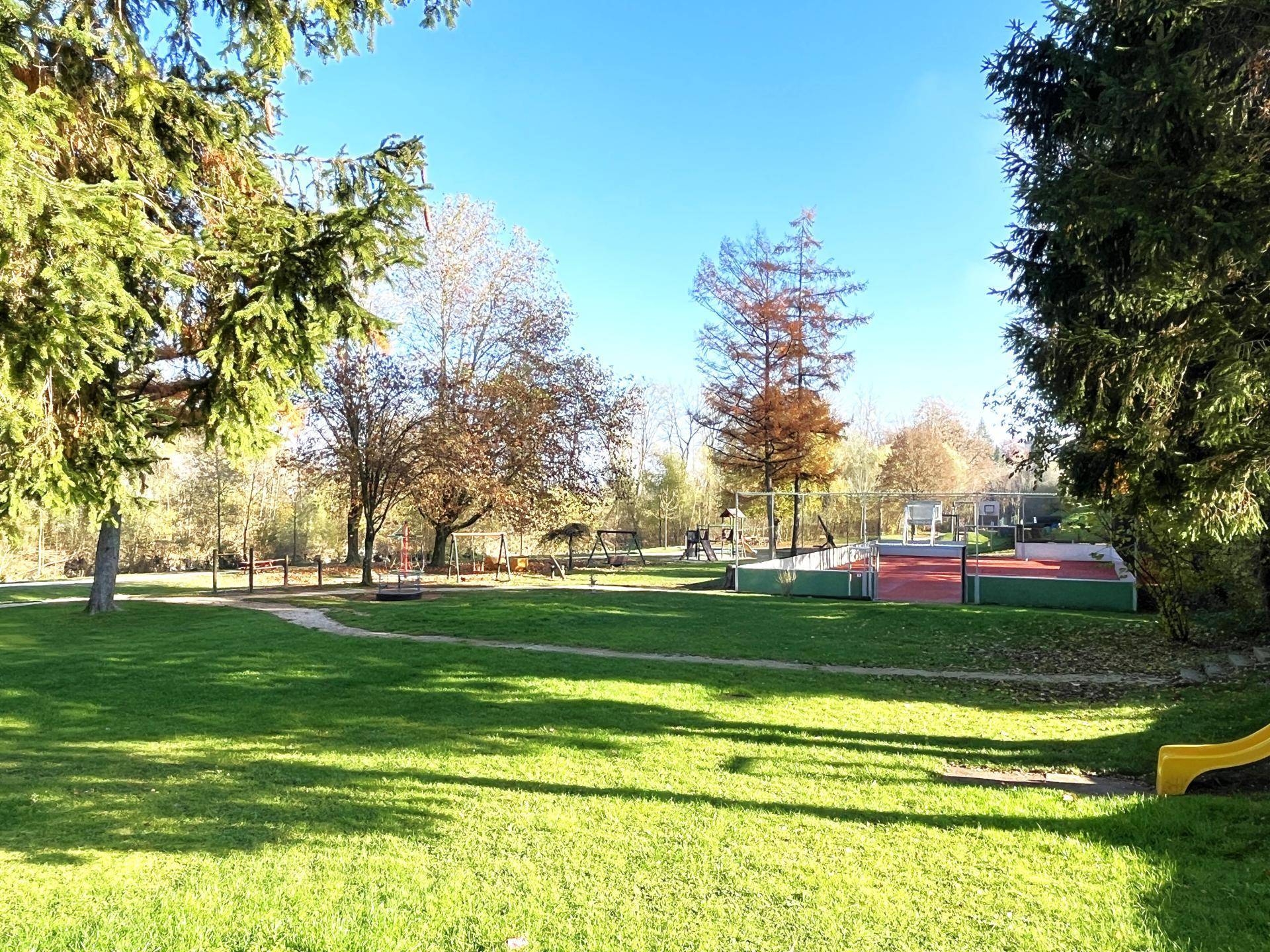 Spiel- und Basketballplatz