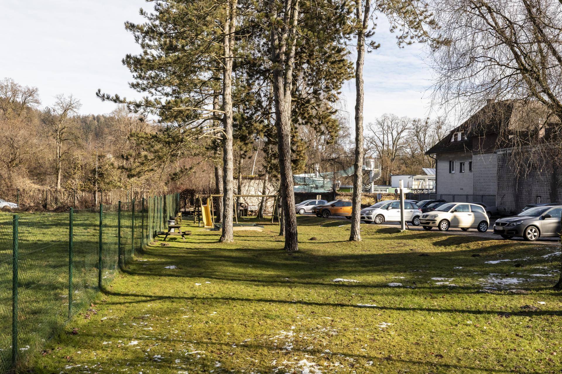 Grünfläche/Spielplatz/Parkplatz