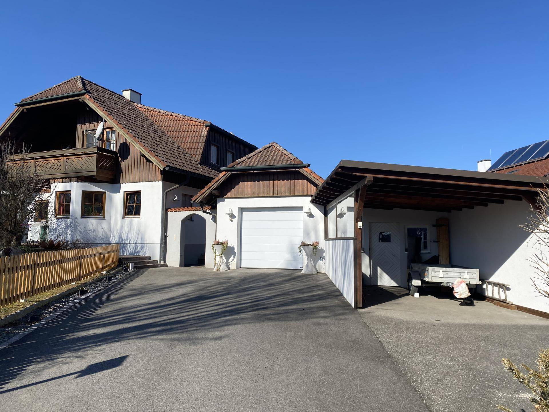 Außenansicht Carport und Garage