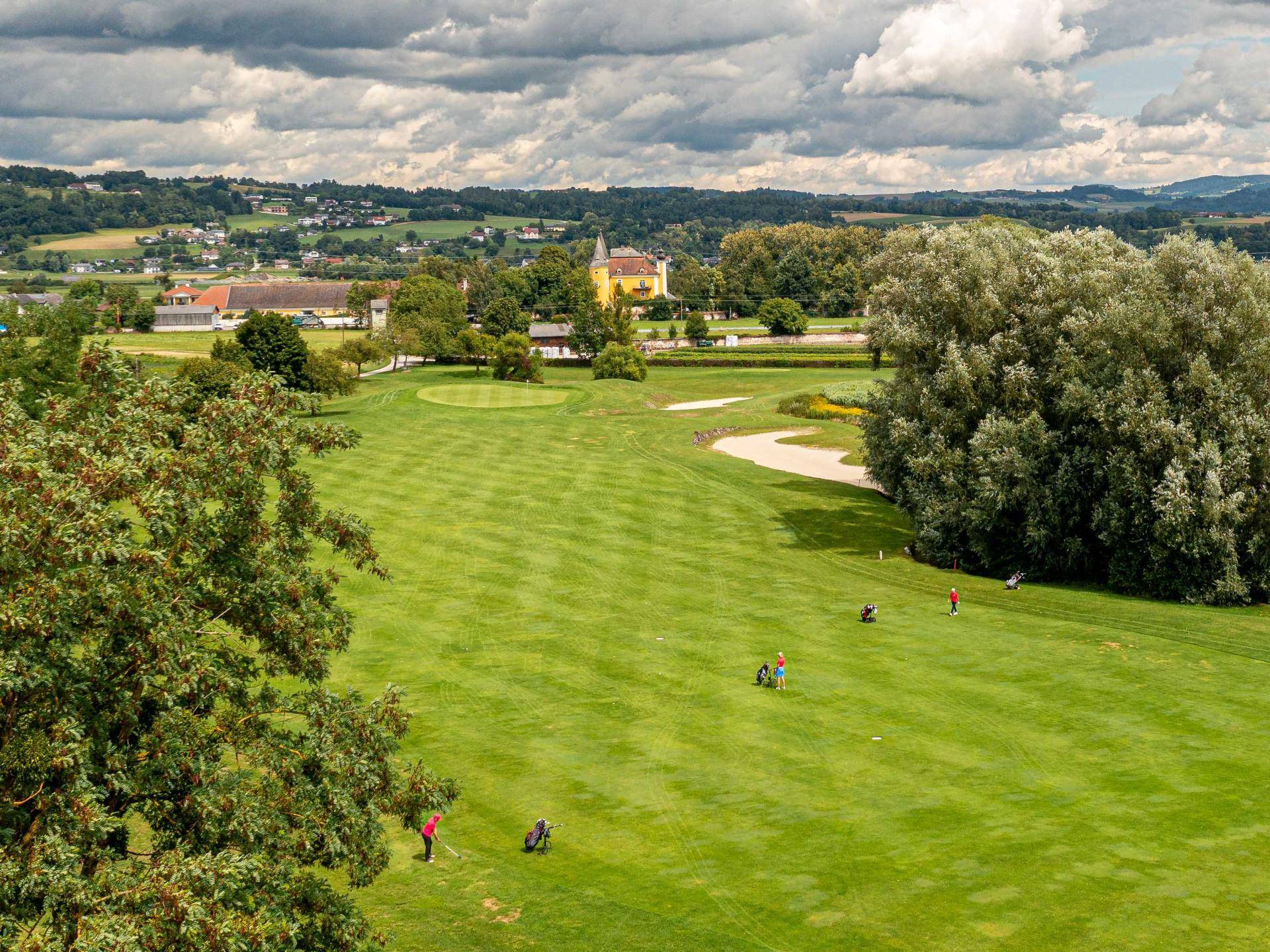 Blick aufs Schloss vom Golfplatz