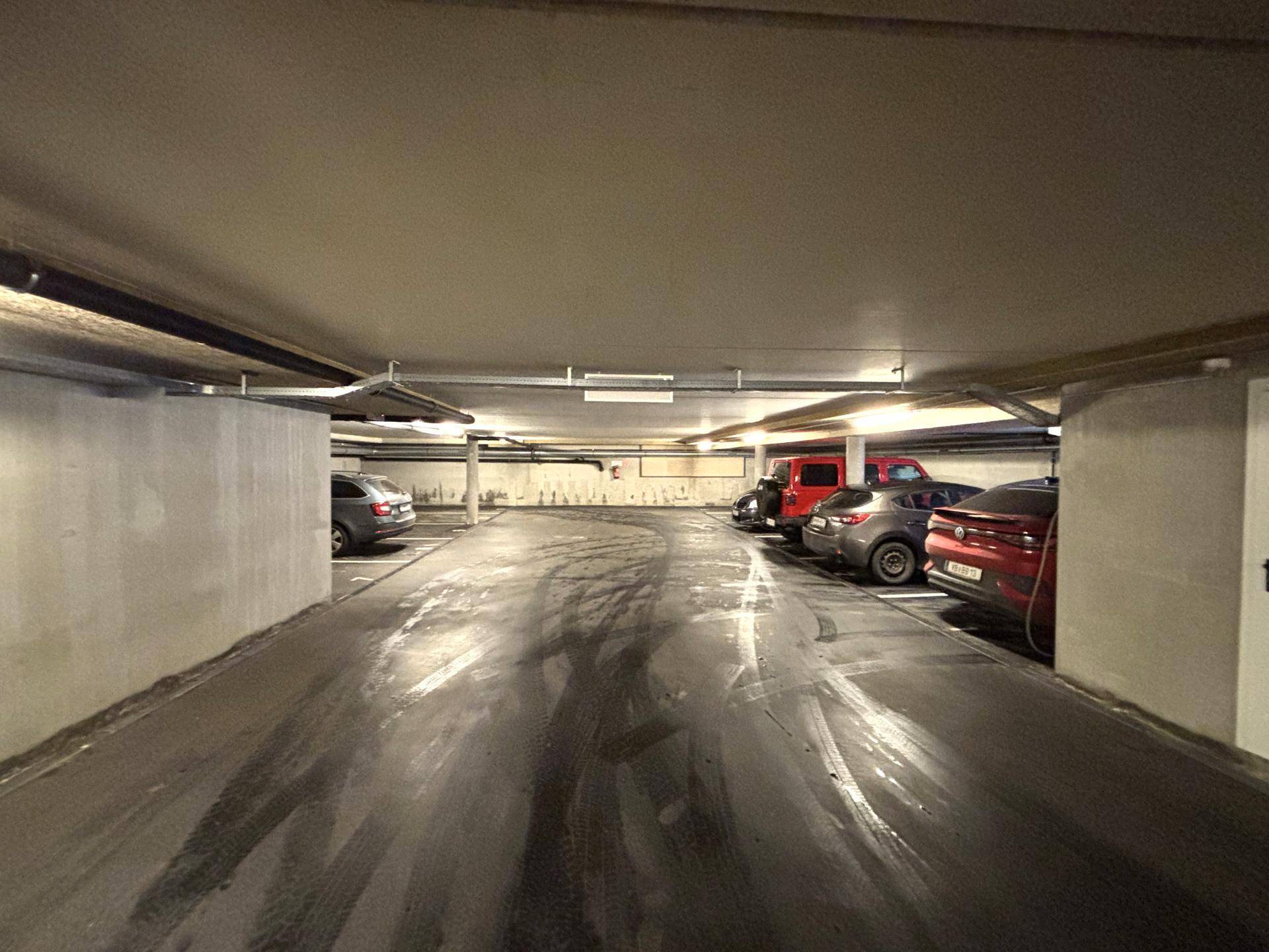 Geräumige Tiefgarage mit mehreren Stellplätzen und guter Beleuchtung, bietet sichere Parkmöglichkeiten.
