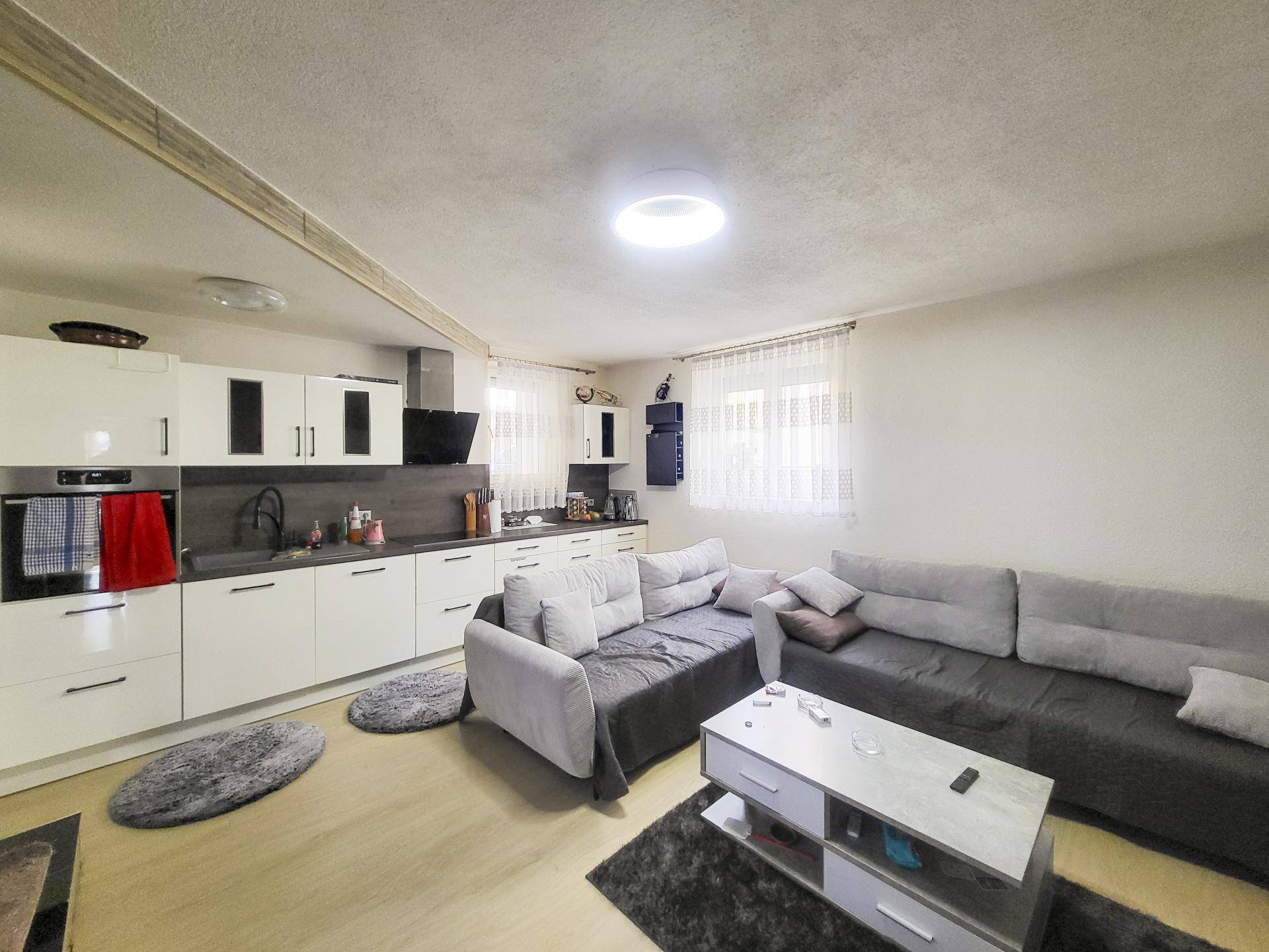 Wohnzimmer, Küche EG