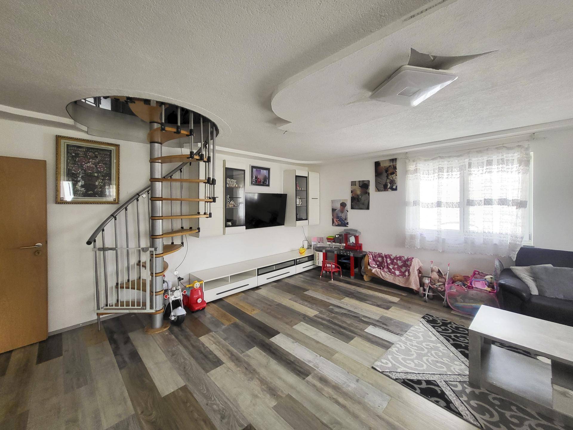 Wohnzimmer 2. OG, Stiegenaufgang DG