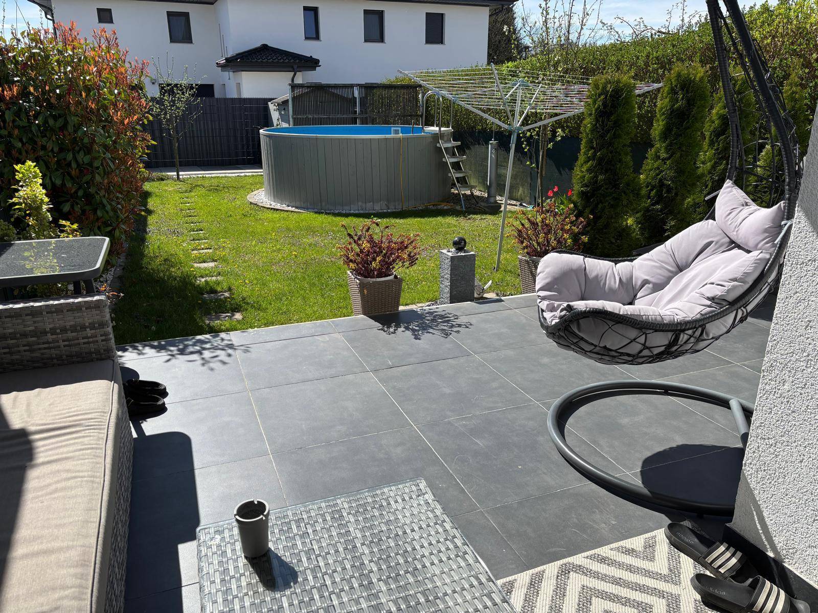 Terrasse mit Blick in den Garten