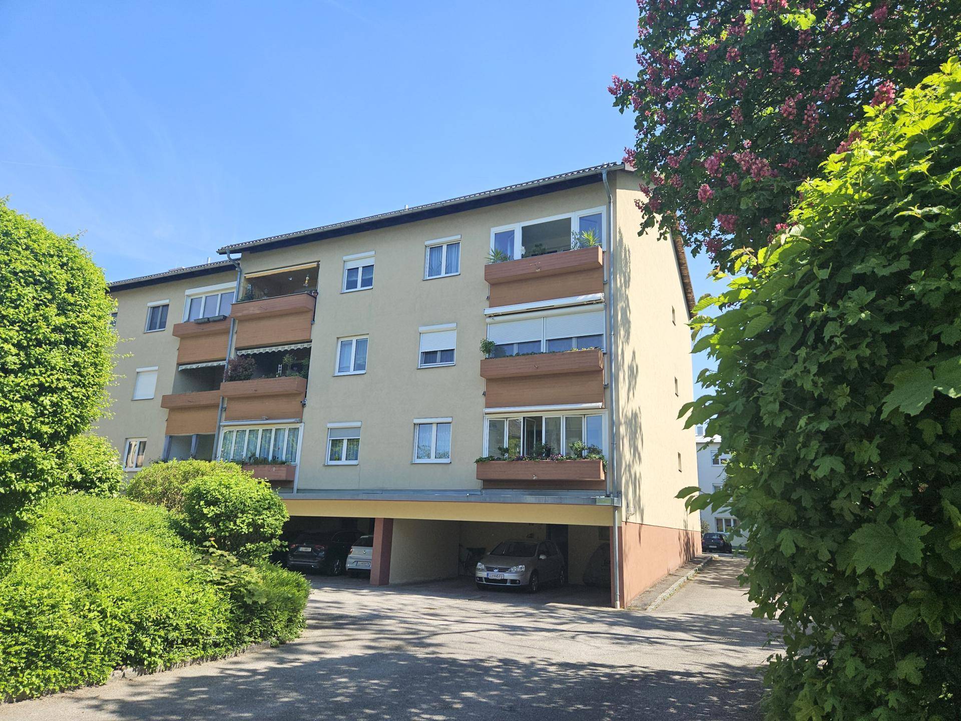 Außenansicht, überdachter Stellplatz