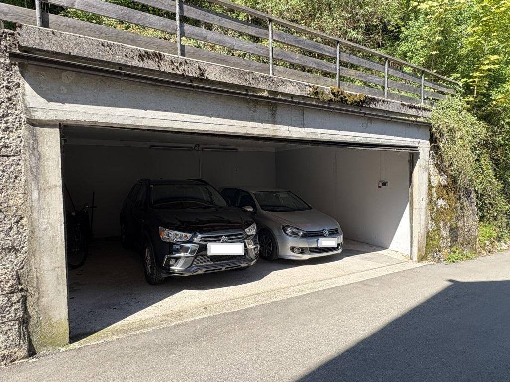 Offene Garage, in den Hang gebaut, bietet Platz für zwei Fahrzeuge.
