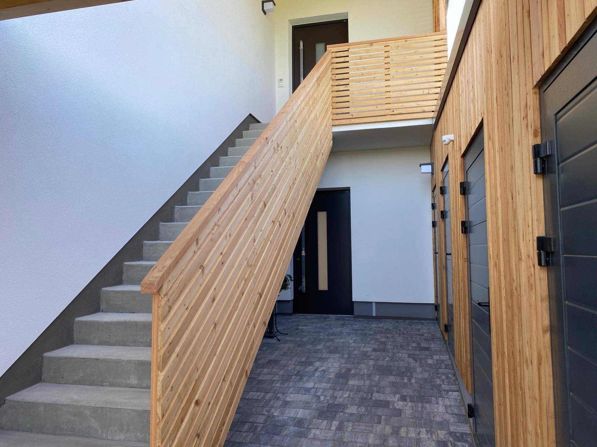 Außenansicht Treppe ins Obergeschoss