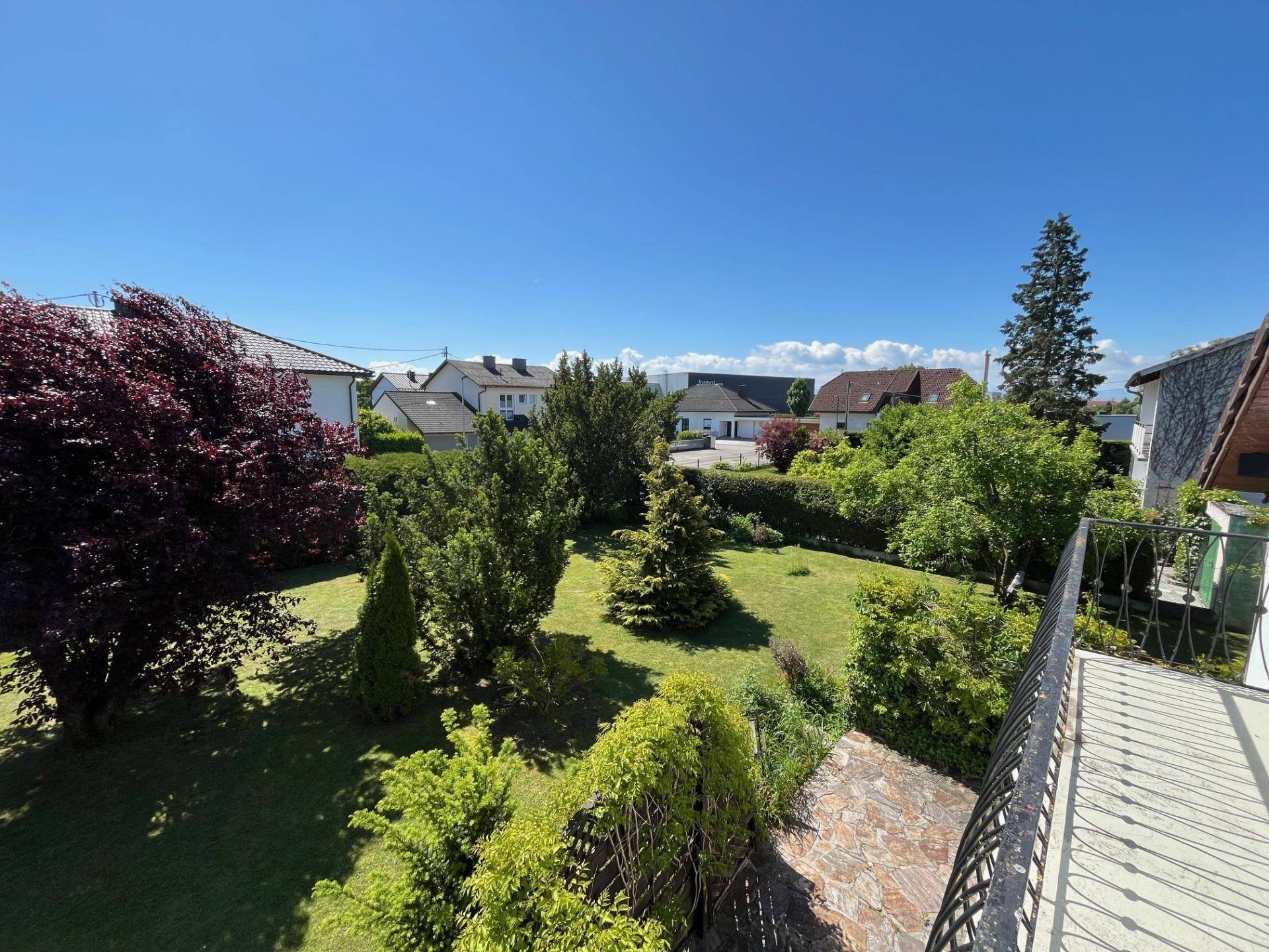 Blick von Balkon in den Garten