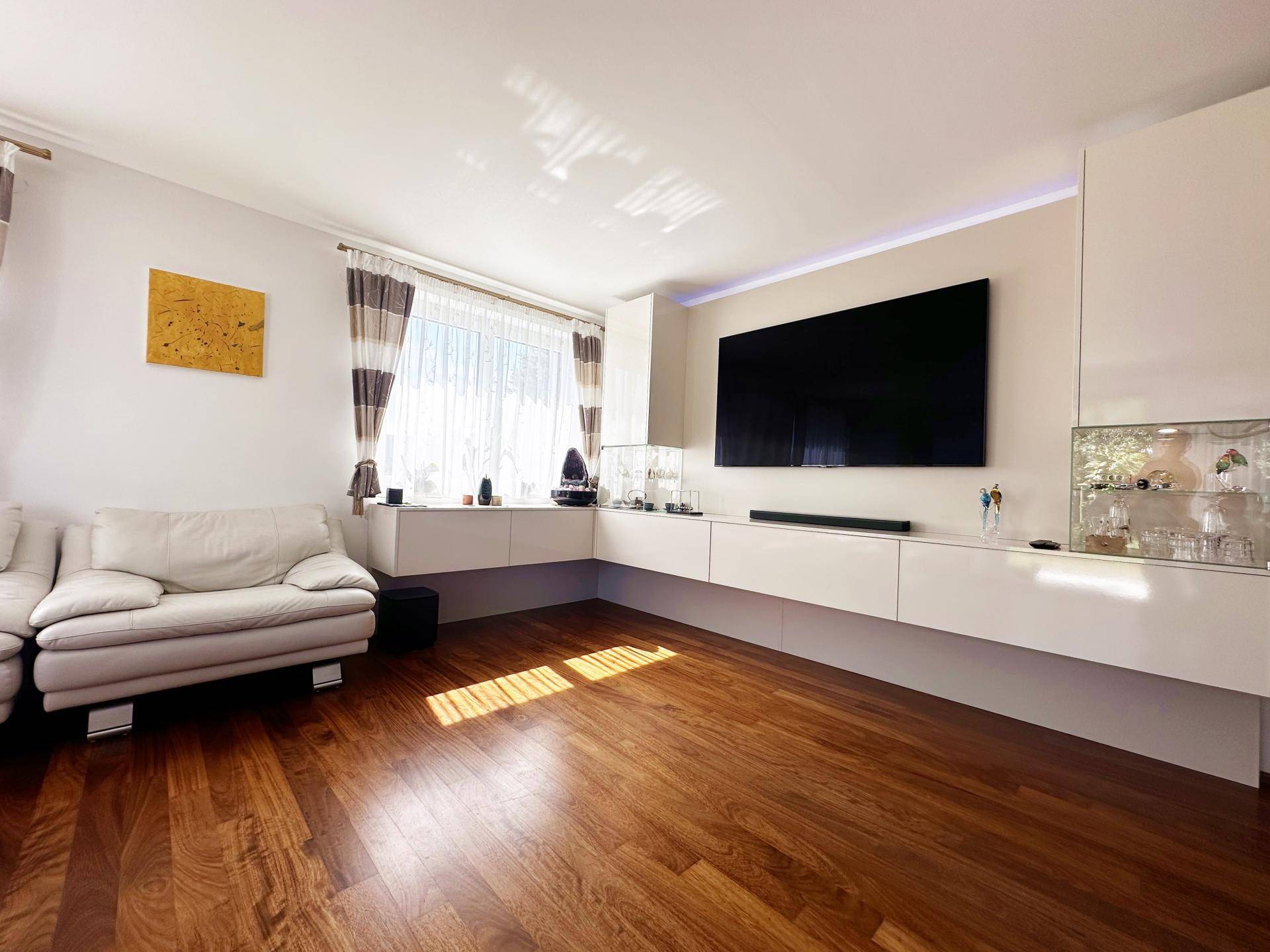 Fernsehwand