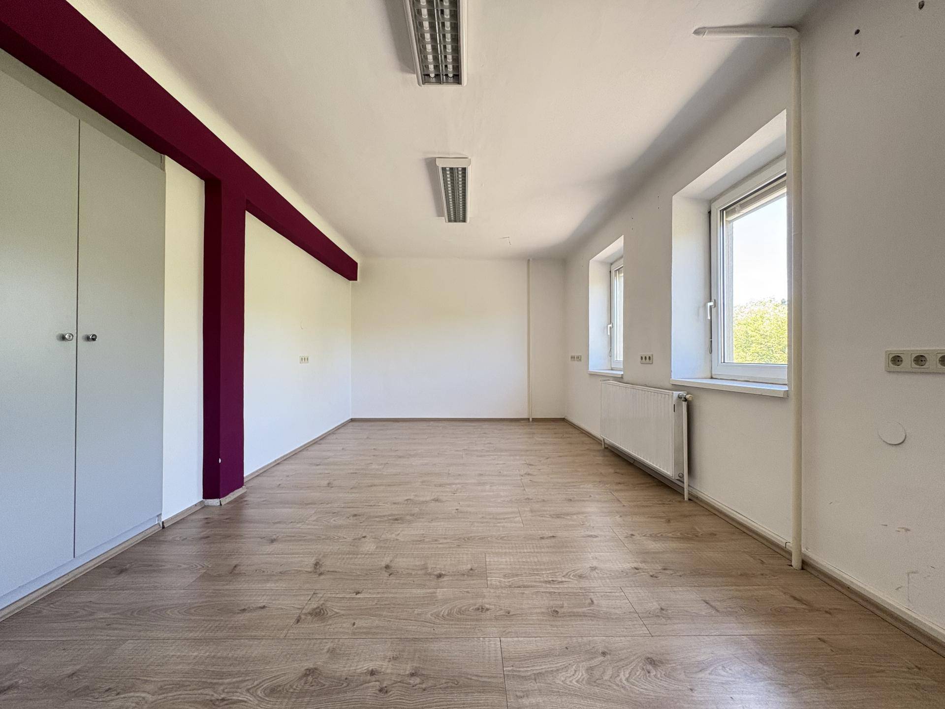 Büroräumlichkeiten straßenseitig