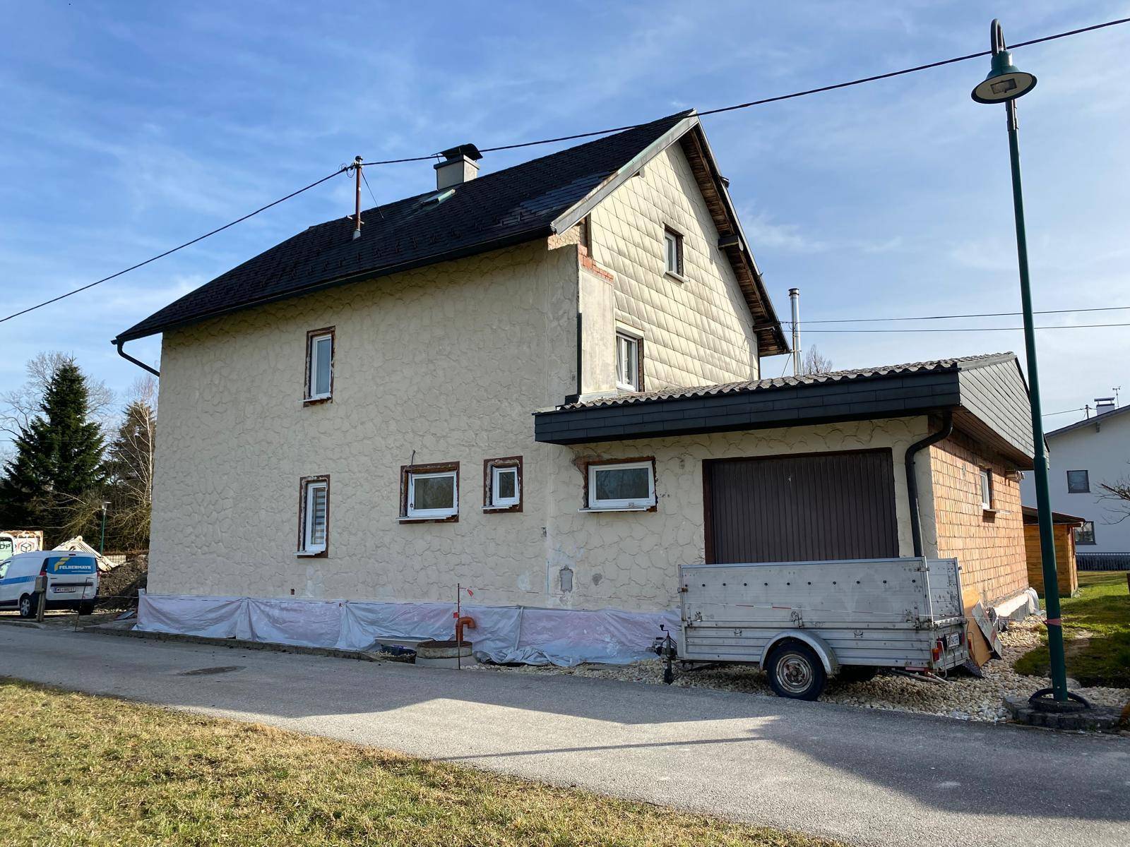 Außenansicht mit Garage