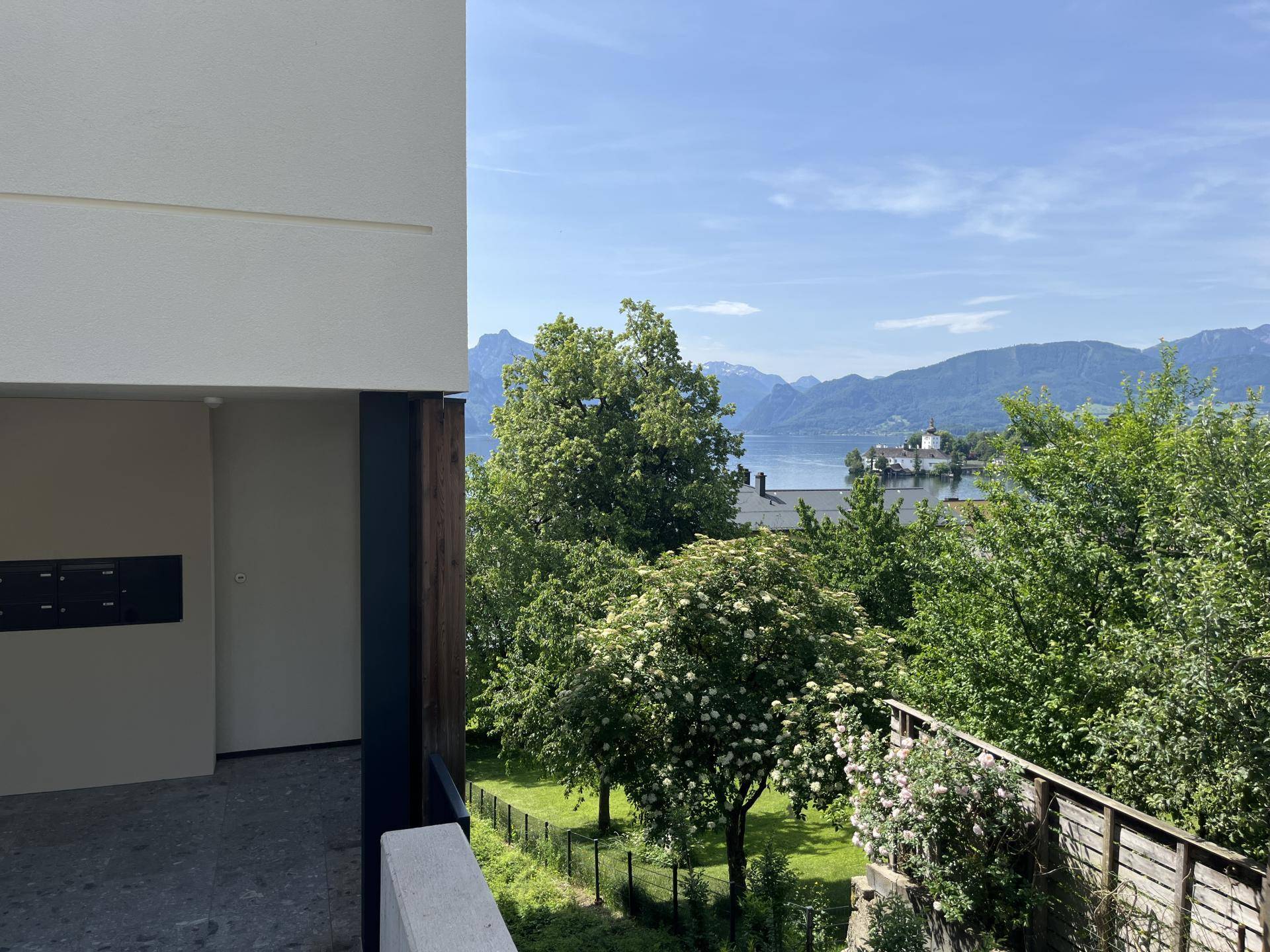 Wohnanlage mit Blick zum Schloss Orth