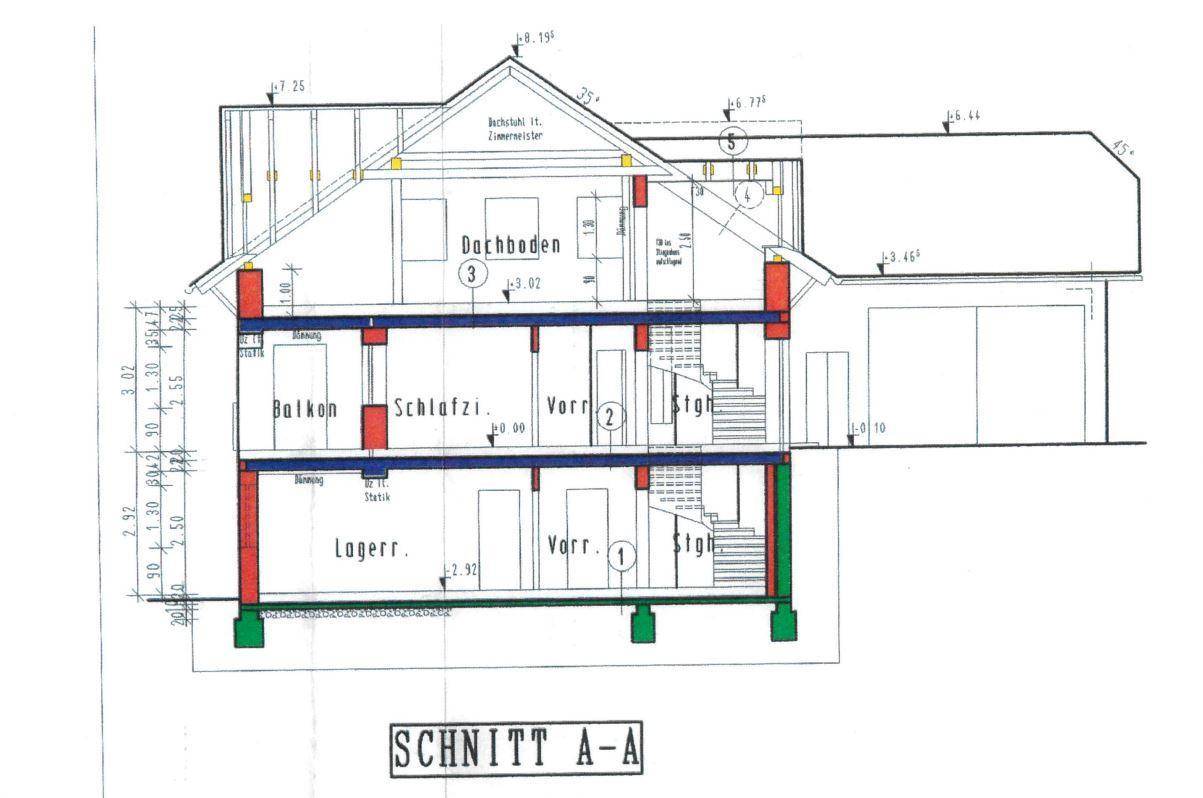 Querschnitt eines Hauses mit Keller, Schlafzimmer, Balkon, Dachboden und integrierter Garage.