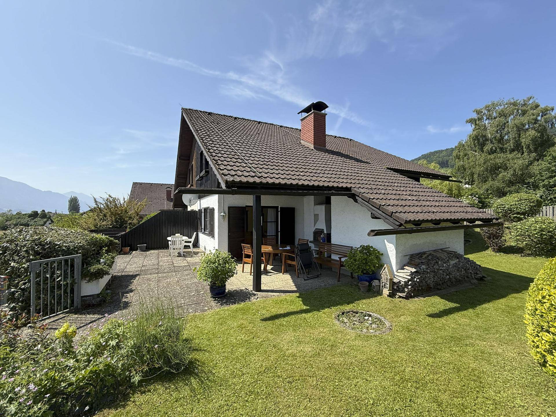 Ansicht Haus mit Garten und Terrasse