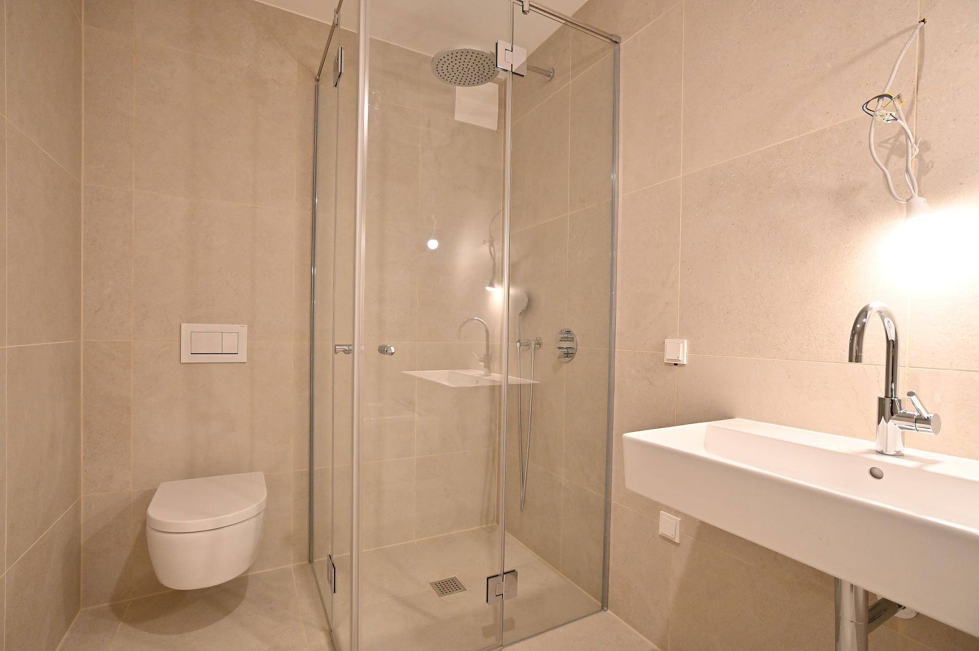 Bad + WC Schlafzimmer 1
