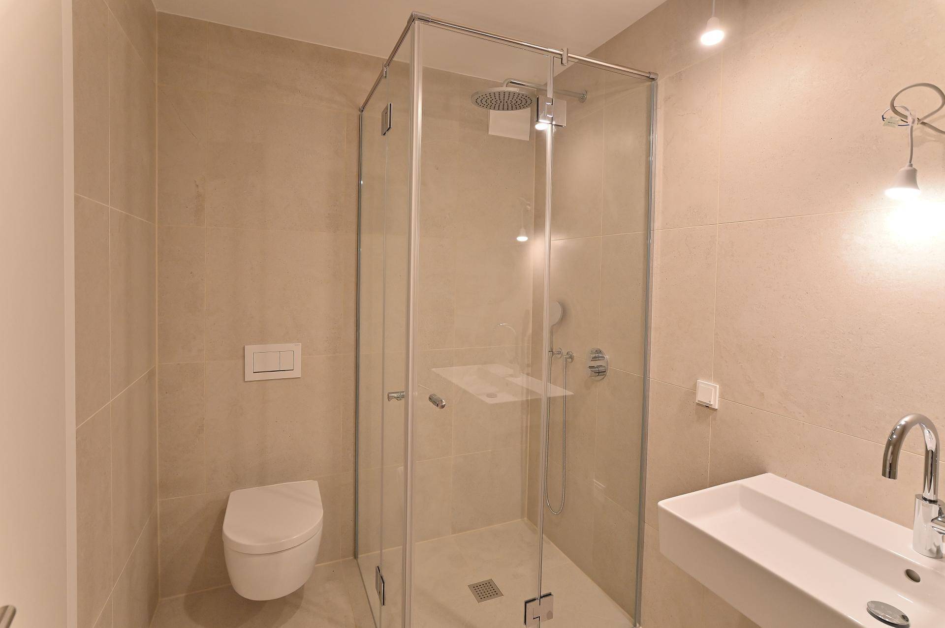 Bad + WC Schlafzimmer 1