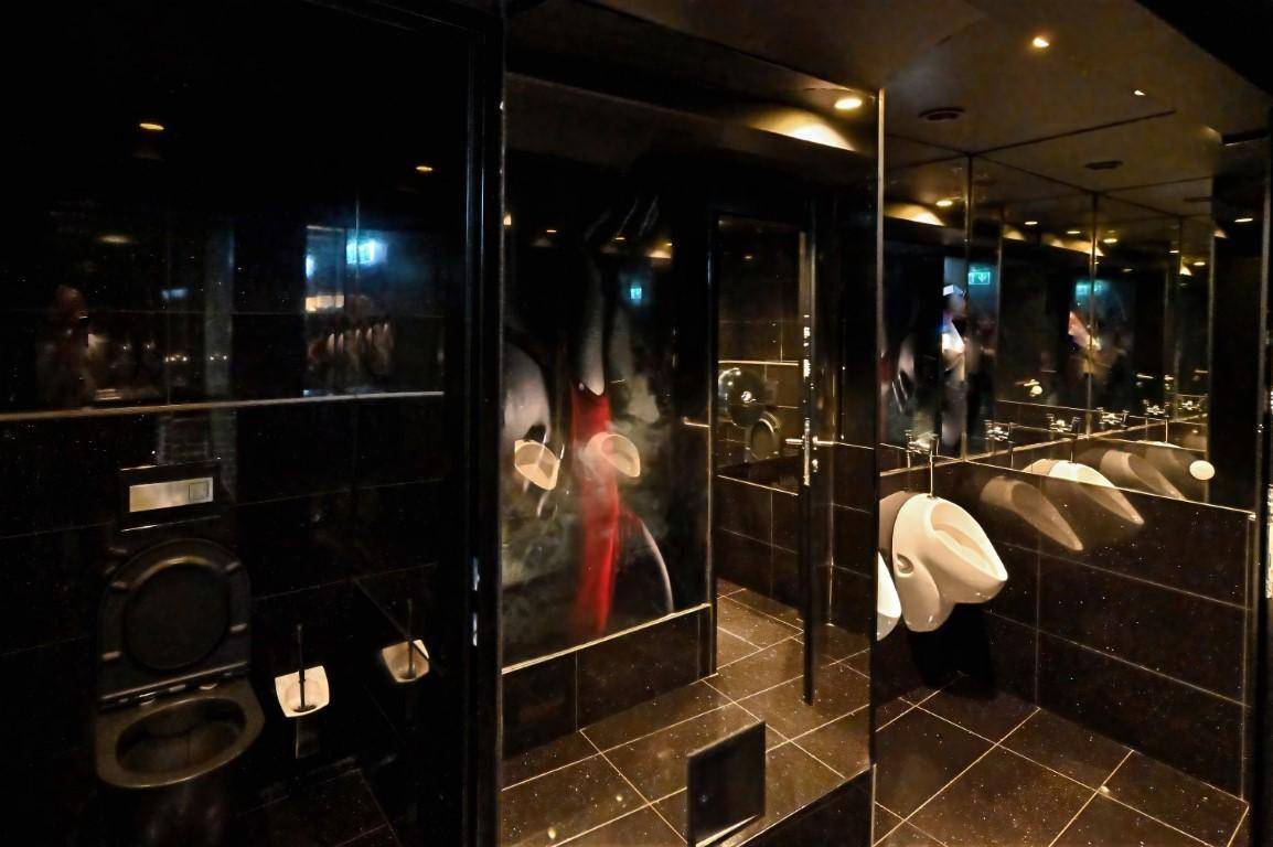 Herrentoiletten Tanz/Bar
