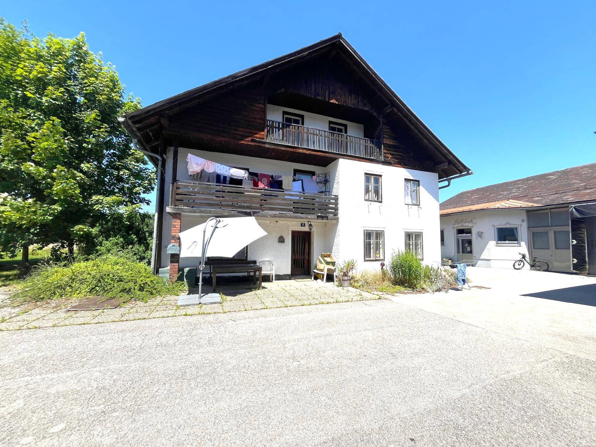 ehemaliges Wohnhaus und Wirtschaftsgebäude der Betreiber mit Metzgerei im Hintergrund