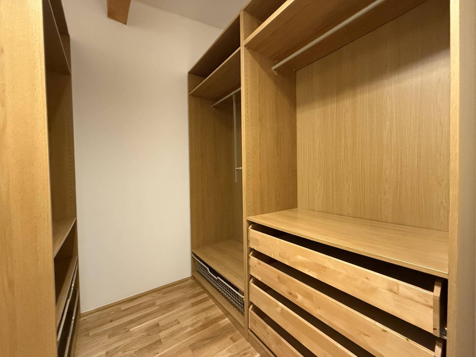 Kleiderschrank