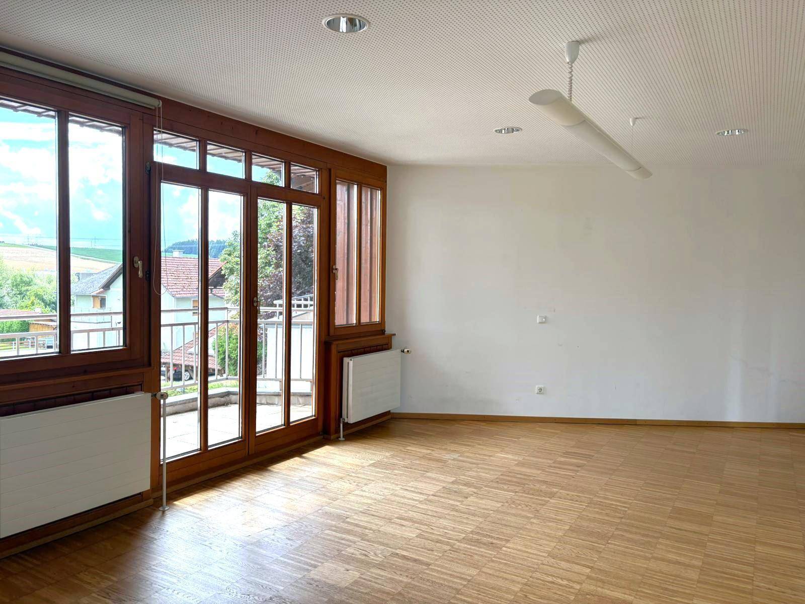 Büroraum mit Zugang zum Balkon 1
