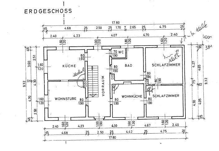 Grundriss des Erdgeschosses mit Küche, Wohnstube, zwei Schlafzimmern, Bad und separatem WC.