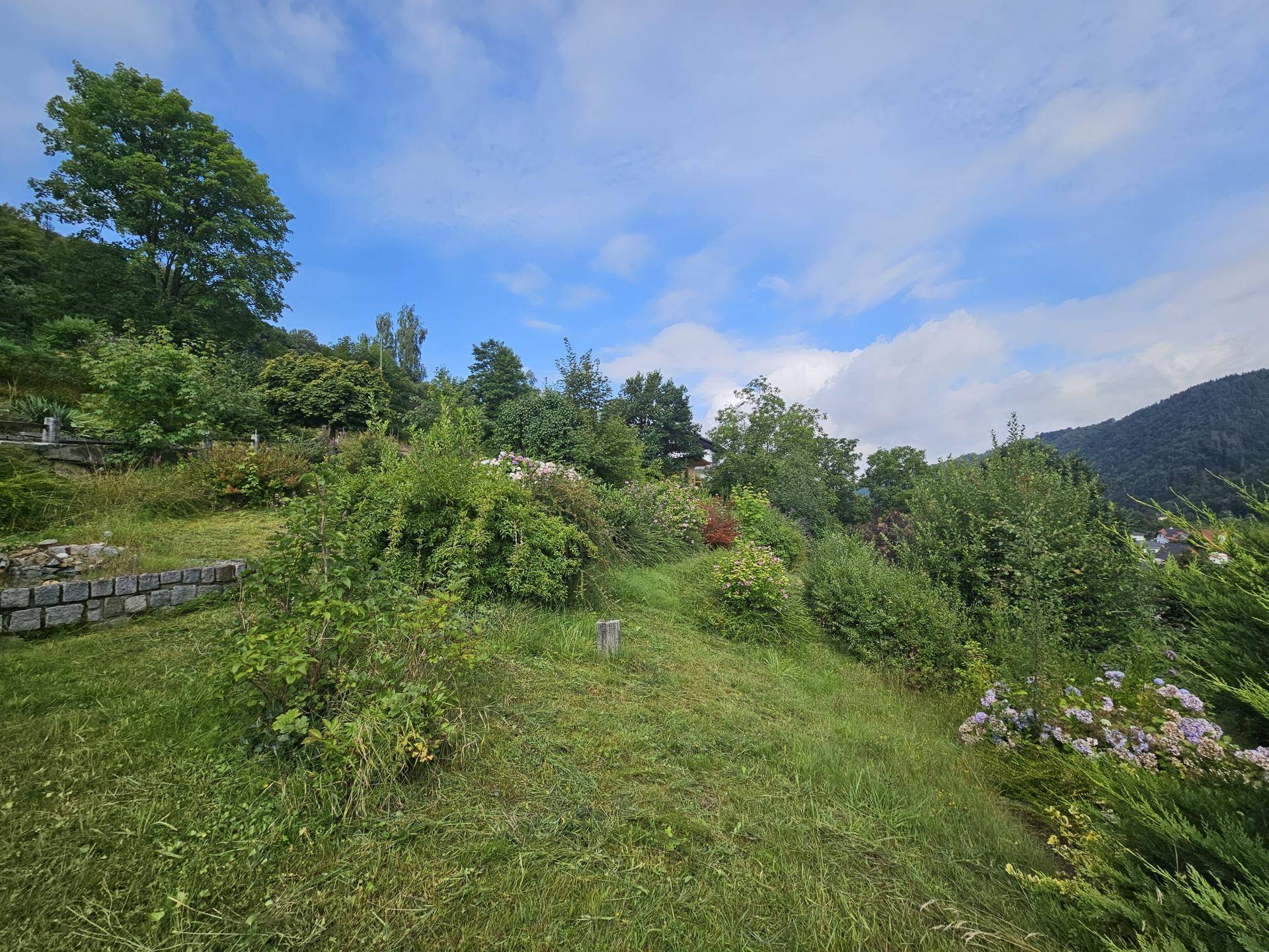 Baugrund mit Hanglage
