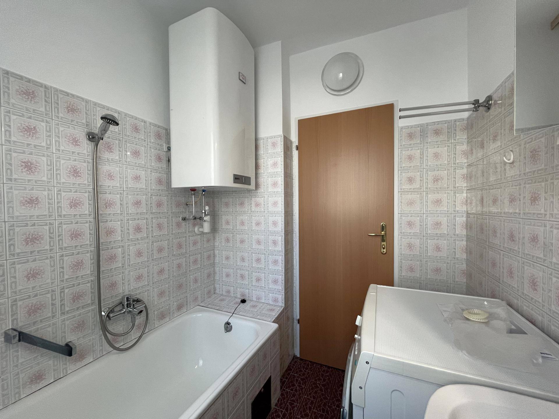 Bad mit Wanne, Boiler und Waschmaschine