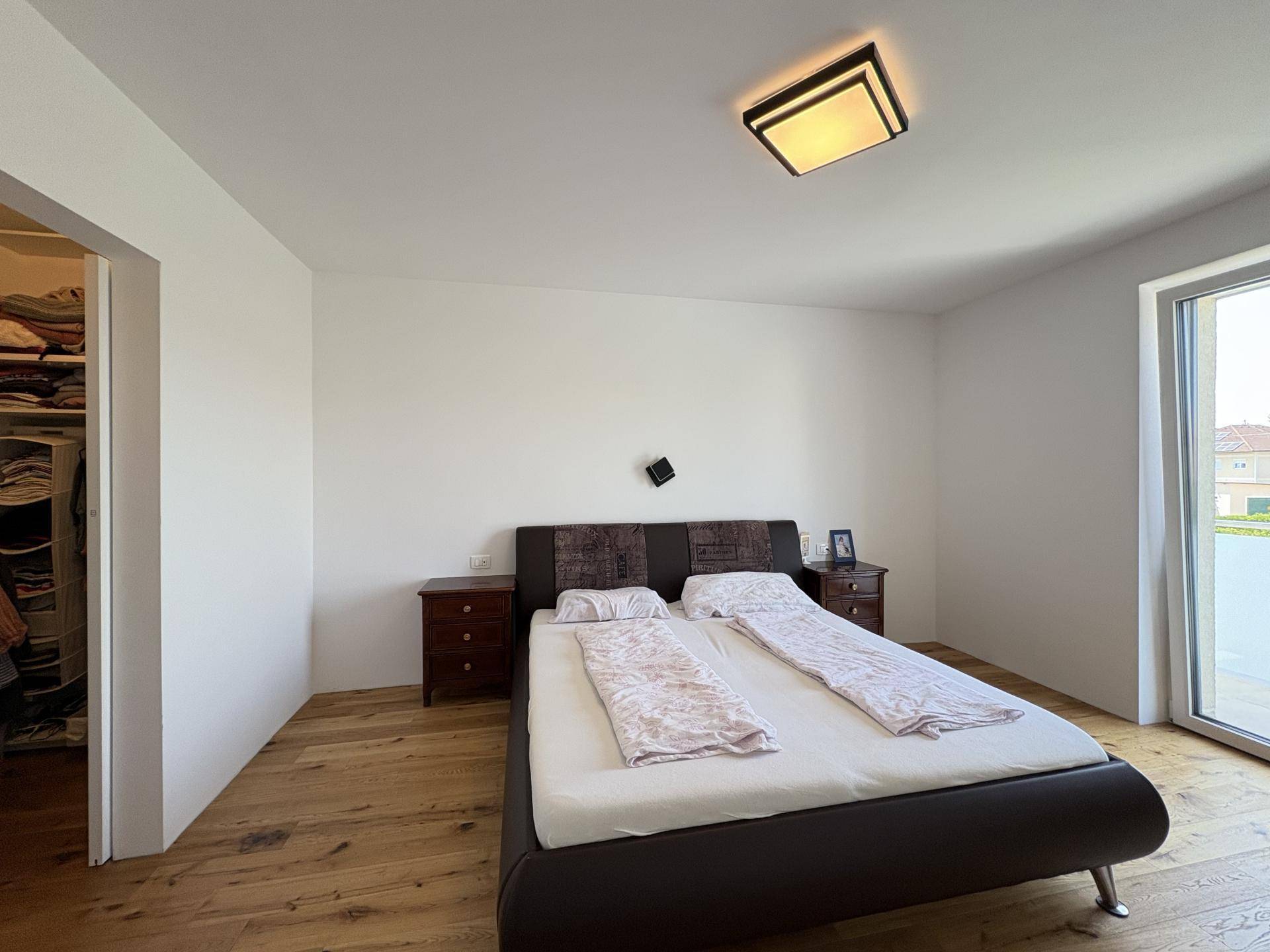 Schlafzimmer mit begehbarem Kleiderschrank