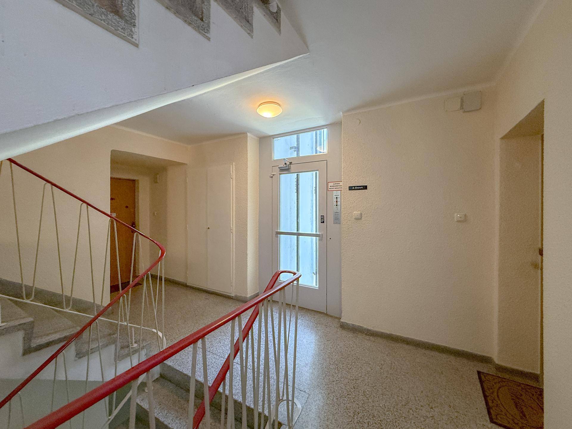 Stiegenhaus mit Lift