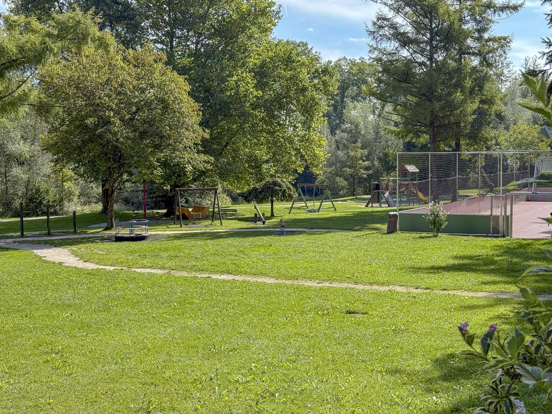 Spiel- und Basketballplatz