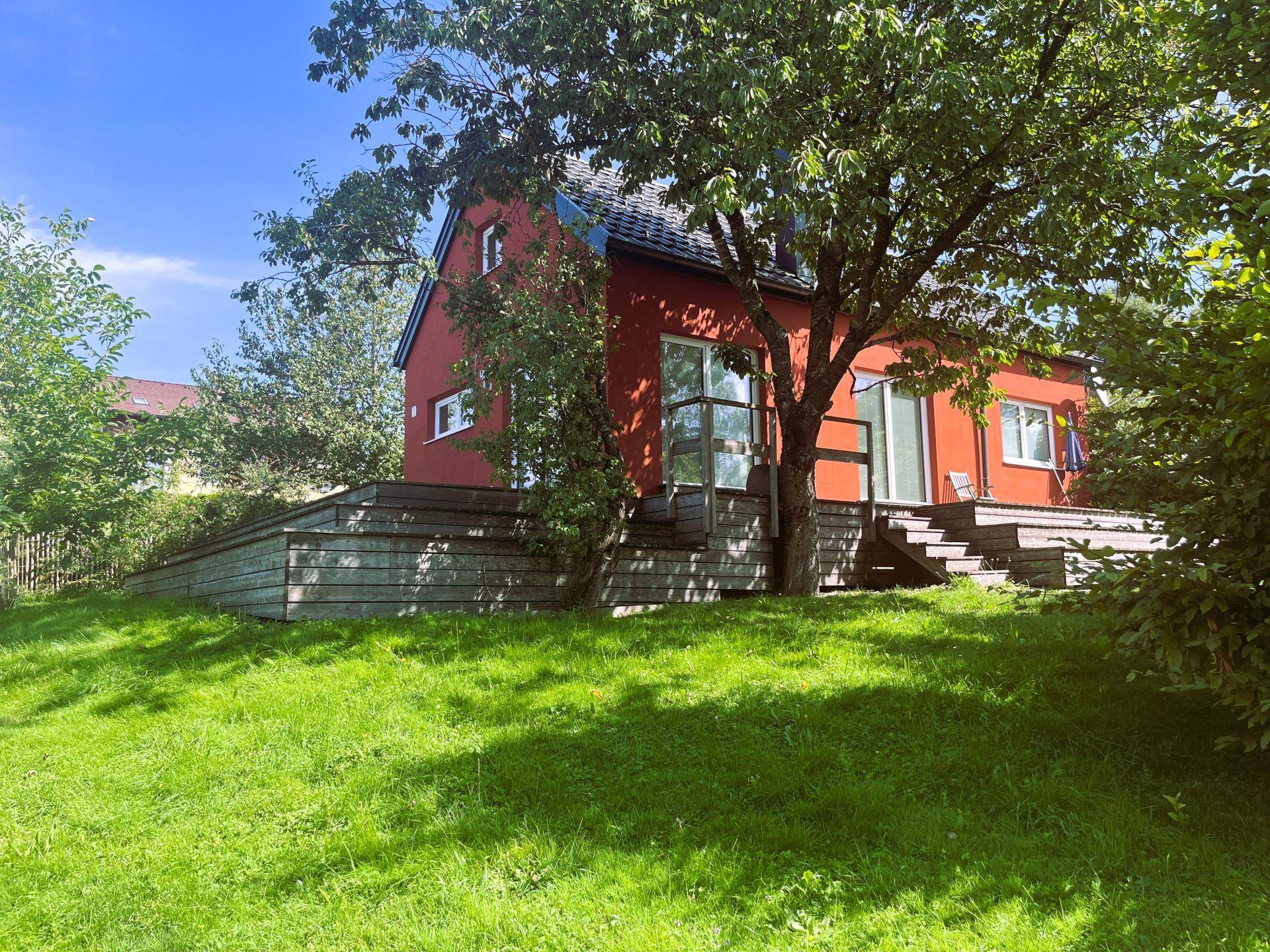 Außenansicht mit Garten