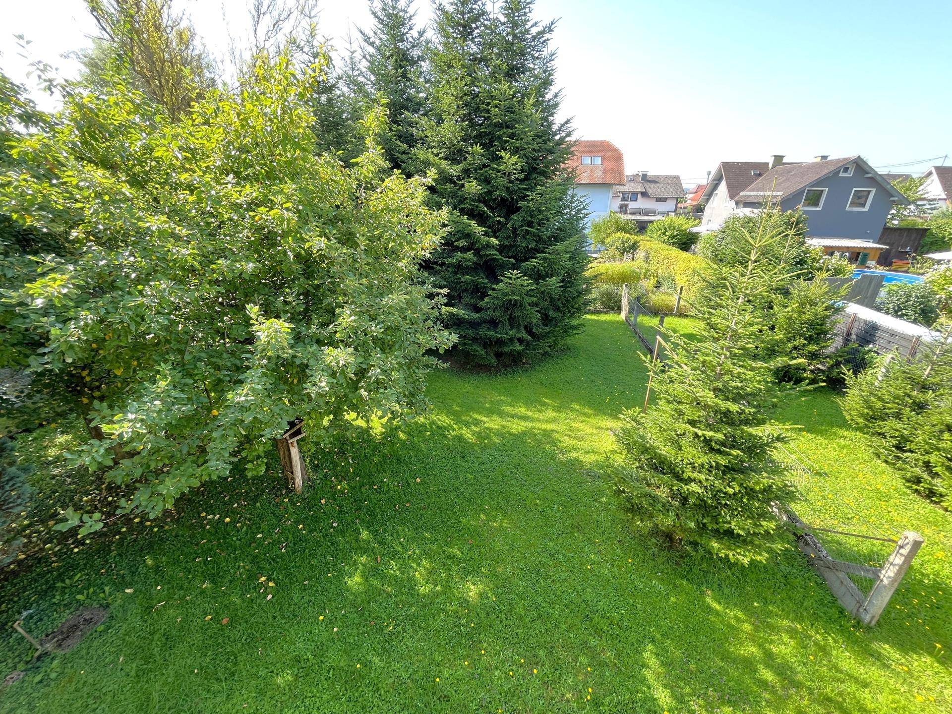 OG Blick vom Balkon in den Garten
