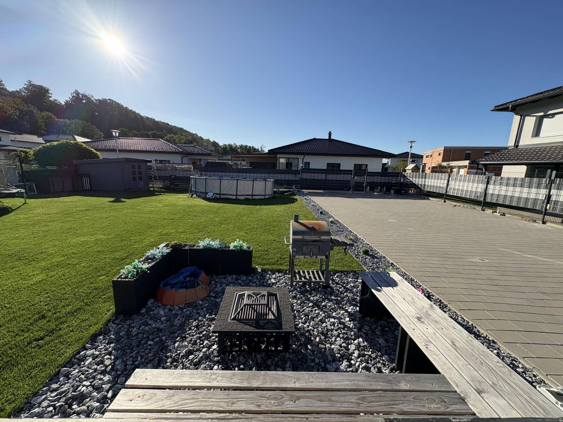 Garten und Einfahrt
